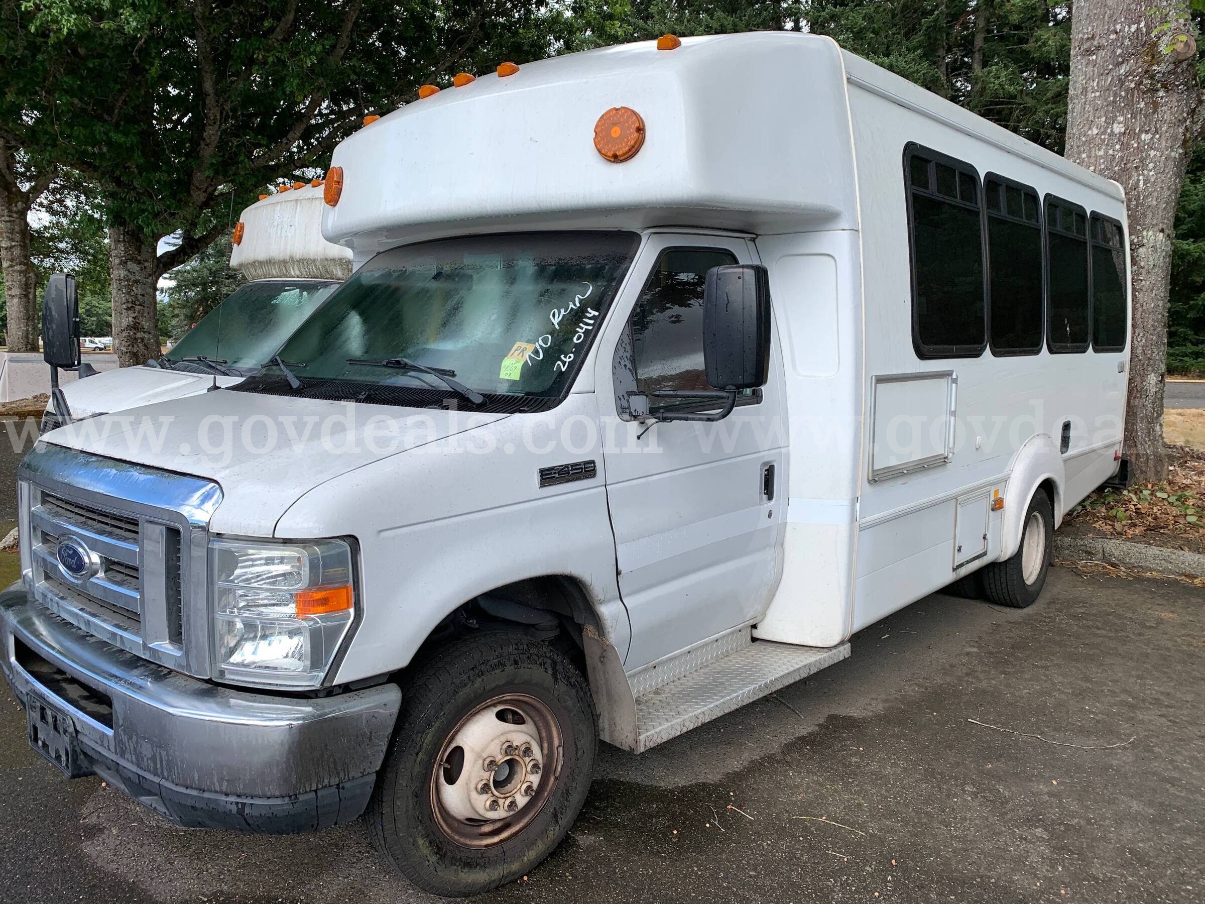 2012 Ford Econoline E450 Super Duty DRW Shuttle Bus w/ Wheelchair Lift *Tow-Away* (ID# 47565) (PRT) (26-0414) 11700