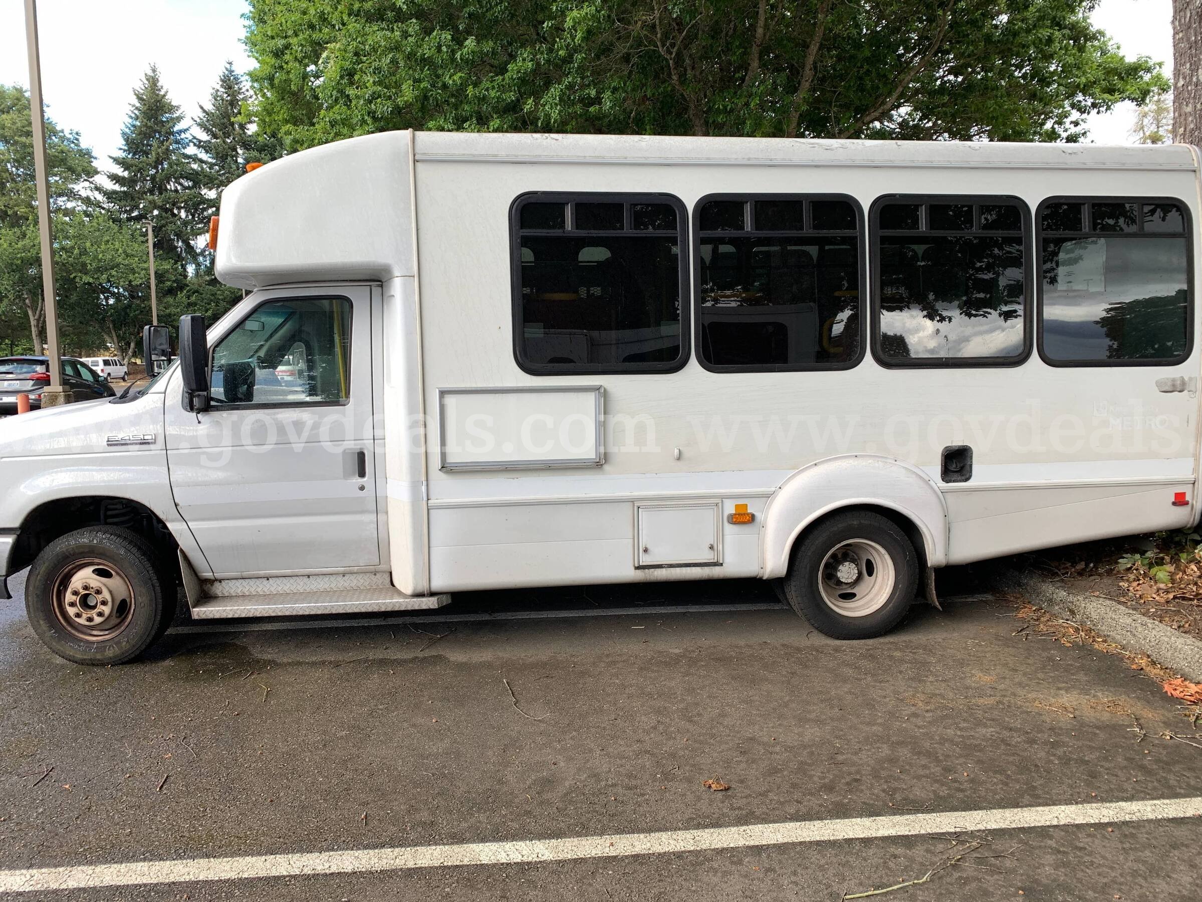 2012 Ford Econoline E450 Super Duty DRW Shuttle Bus w/ Wheelchair Lift *Tow-Away* (ID# 47565) (PRT) (26-0414) 11700 Ford Super Duty Government Surplus Auction - Photo #2