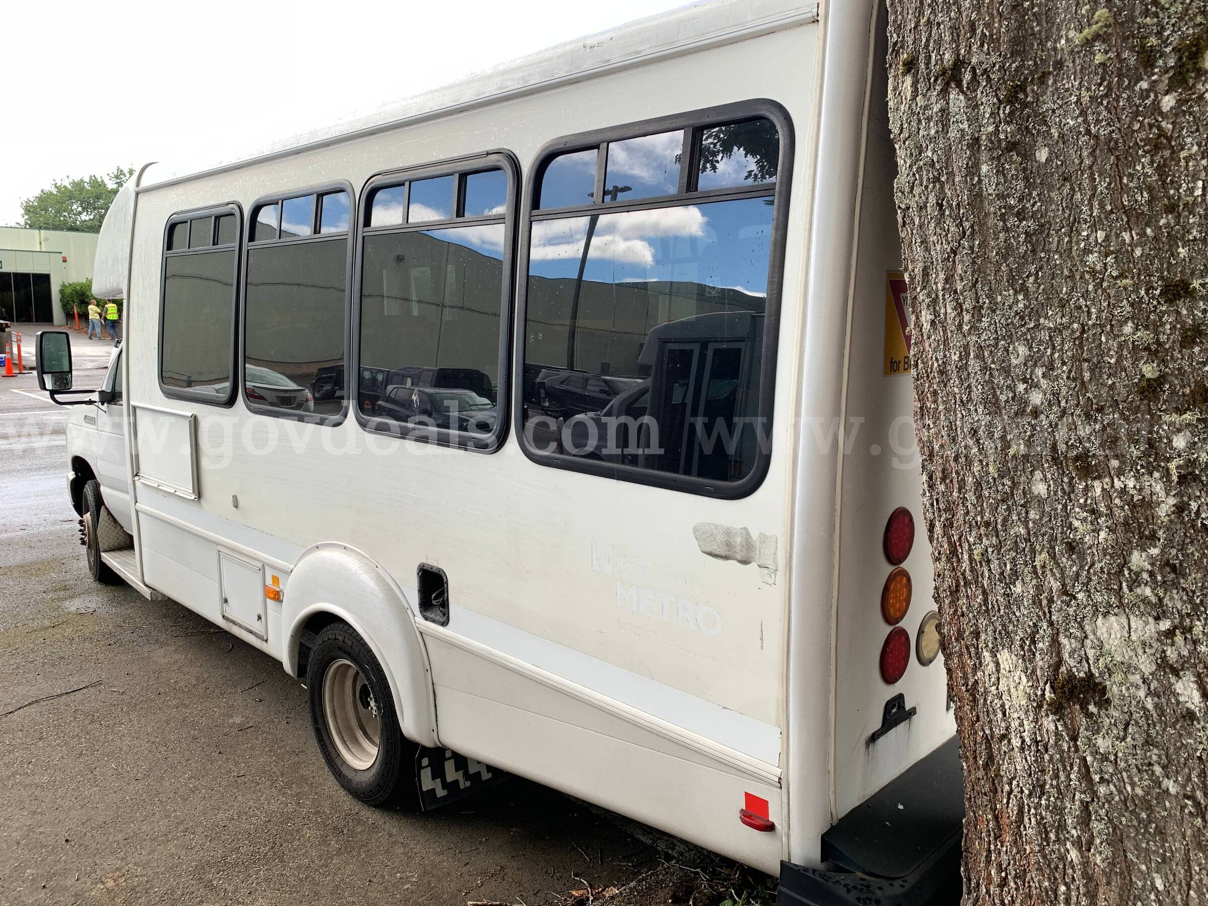 2012 Ford Econoline E450 Super Duty DRW Shuttle Bus w/ Wheelchair Lift *Tow-Away* (ID# 47565) (PRT) (26-0414) 11700 Ford Super Duty Government Surplus Auction - Photo #3