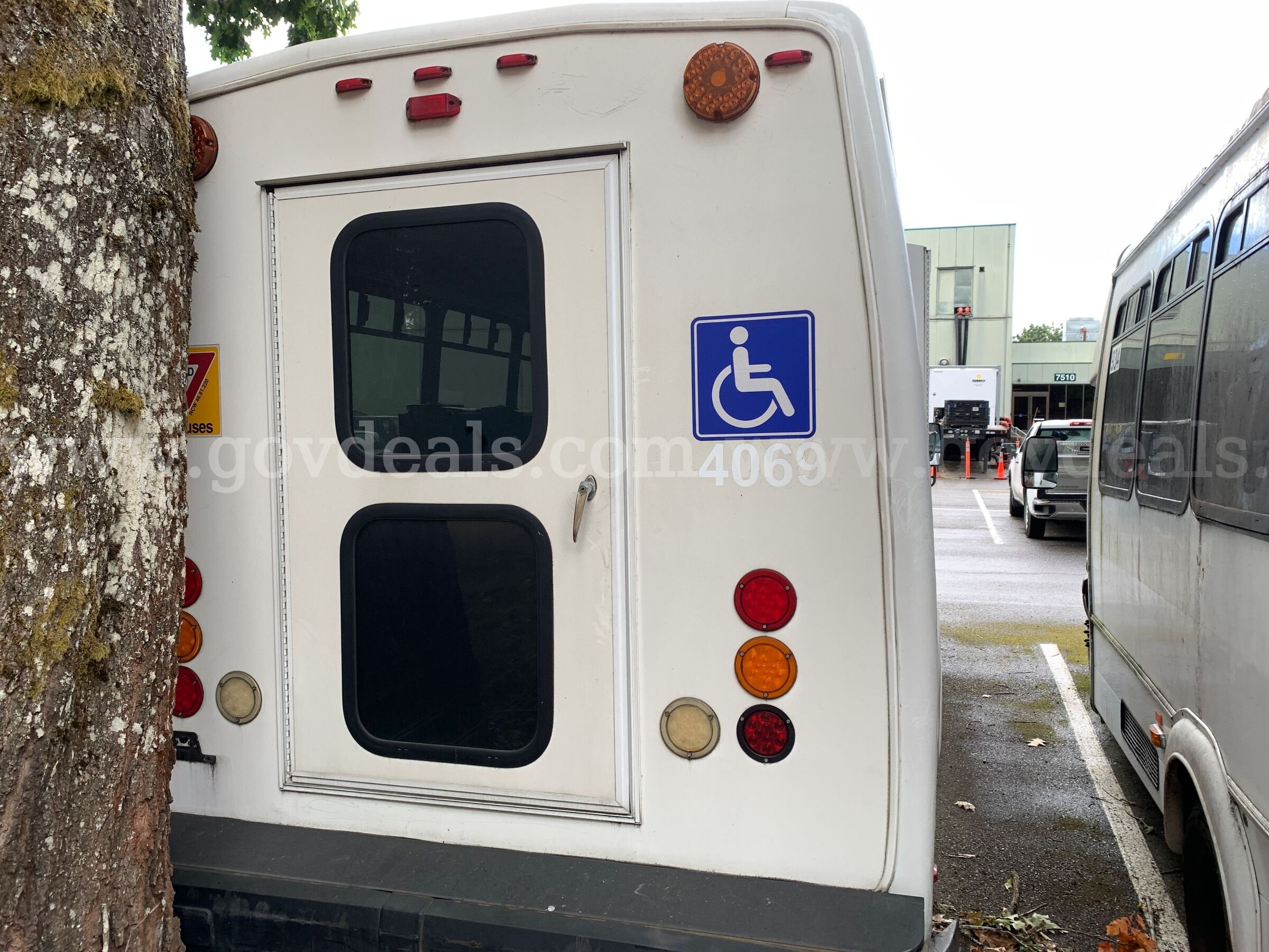 2012 Ford Econoline E450 Super Duty DRW Shuttle Bus w/ Wheelchair Lift *Tow-Away* (ID# 47565) (PRT) (26-0414) 11700 Ford Super Duty Government Surplus Auction - Photo #4