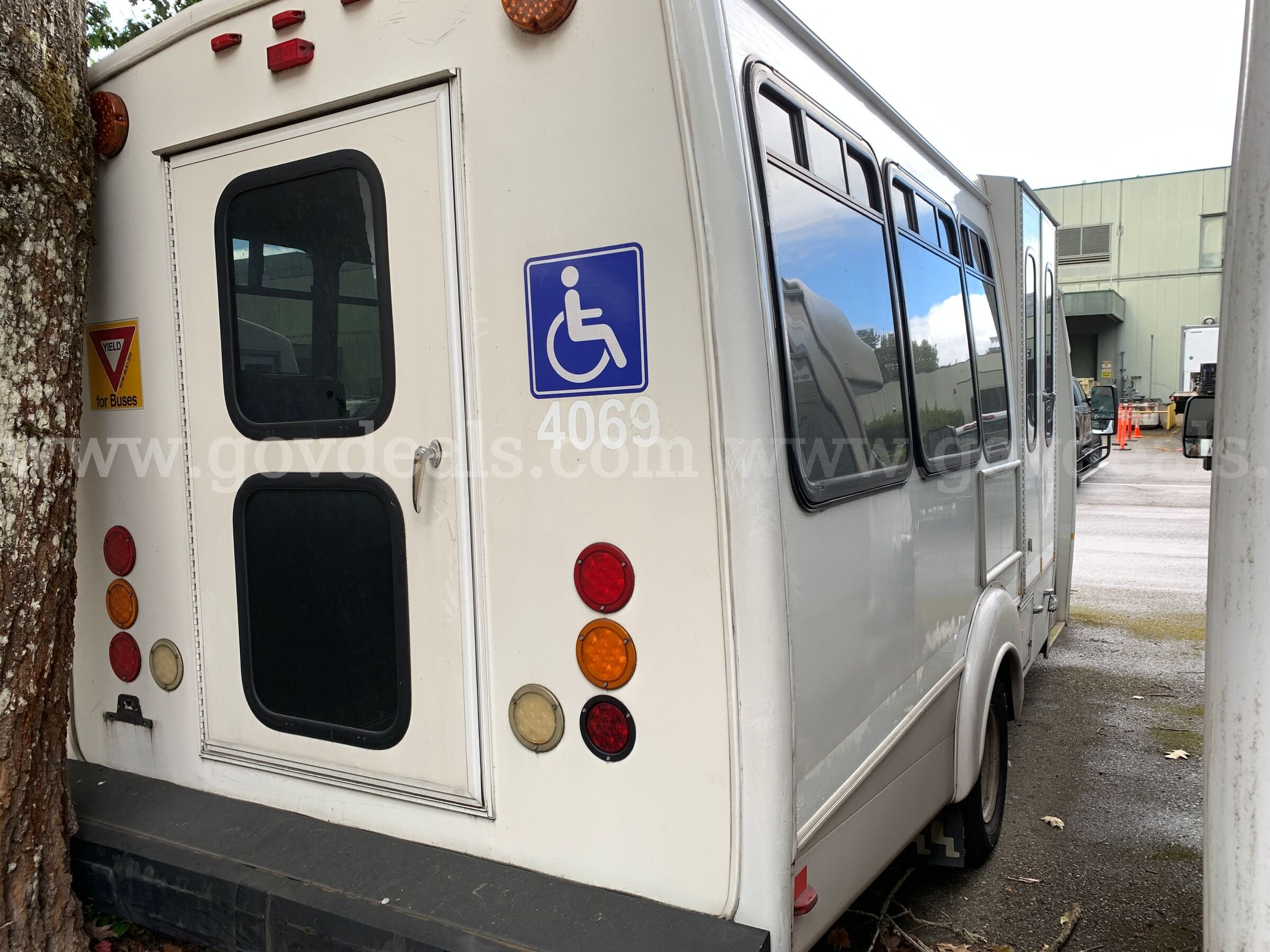 2012 Ford Econoline E450 Super Duty DRW Shuttle Bus w/ Wheelchair Lift *Tow-Away* (ID# 47565) (PRT) (26-0414) 11700 Ford Super Duty Government Surplus Auction - Photo #5