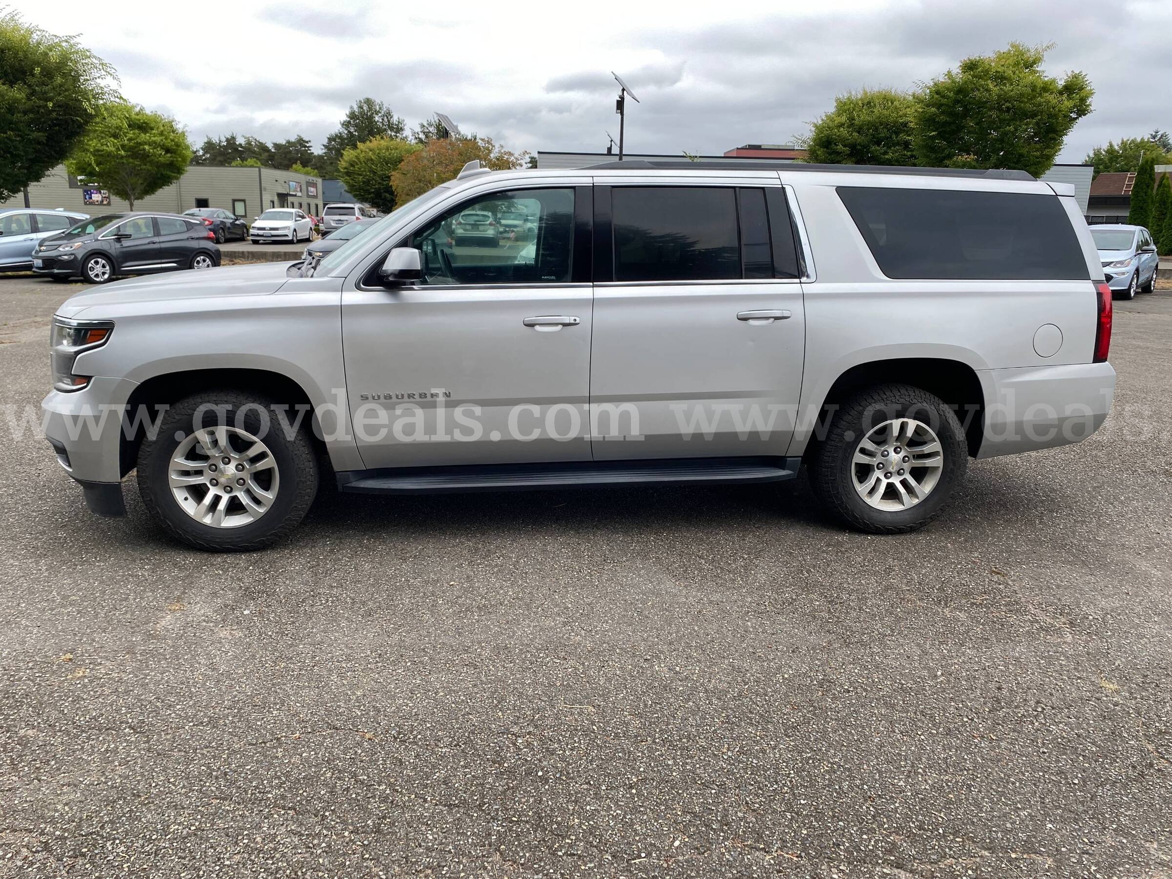 2017 Chevrolet Suburban 4DR 4WD SUV (ID #47566) (CW) (26-2780) 179 Chevrolet Suburban Government Surplus Auction - Photo #2