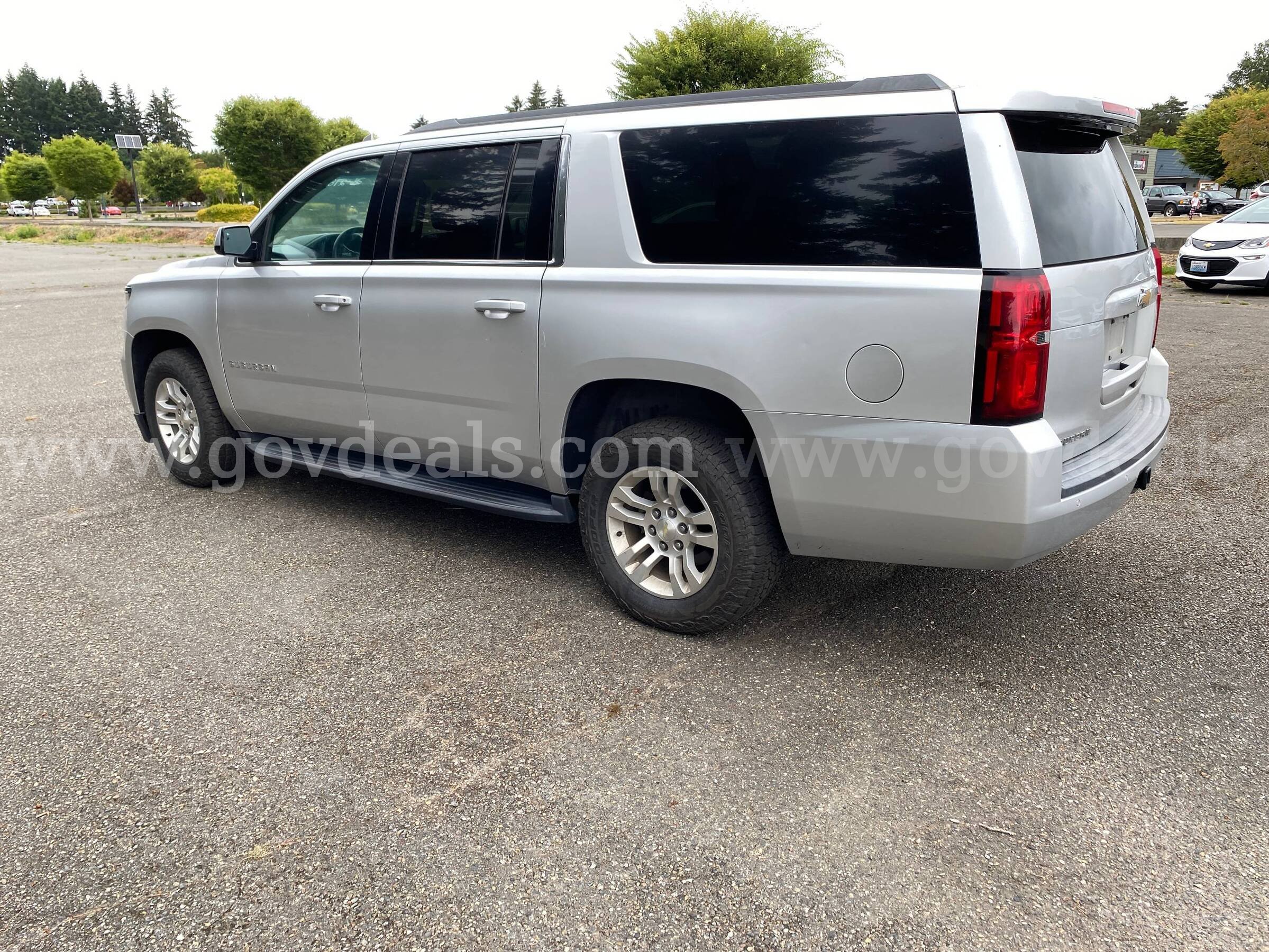 2017 Chevrolet Suburban 4DR 4WD SUV (ID #47566) (CW) (26-2780) 179 Chevrolet Suburban Government Surplus Auction - Photo #3