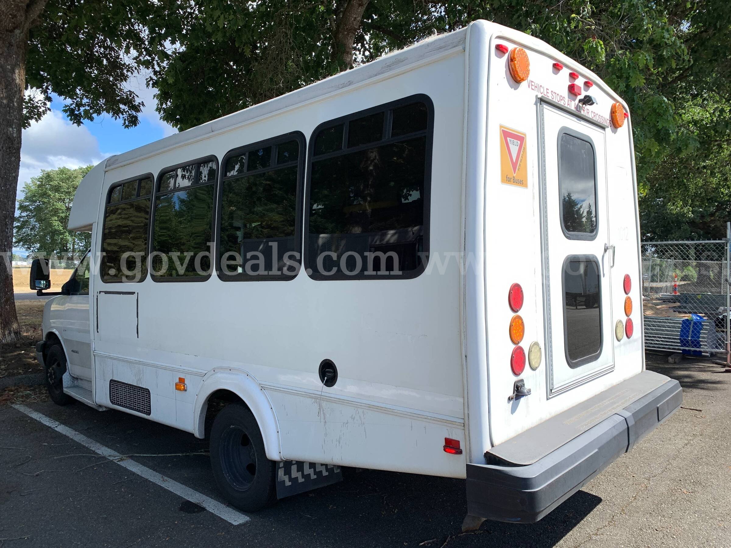 2013 Chevrolet Express G4500 Shuttle Bus w/ Wheelchair Lift (ID# 47569) (PRT) (26-1135) 11700 Chevrolet Express Government Surplus Auction - Photo #2