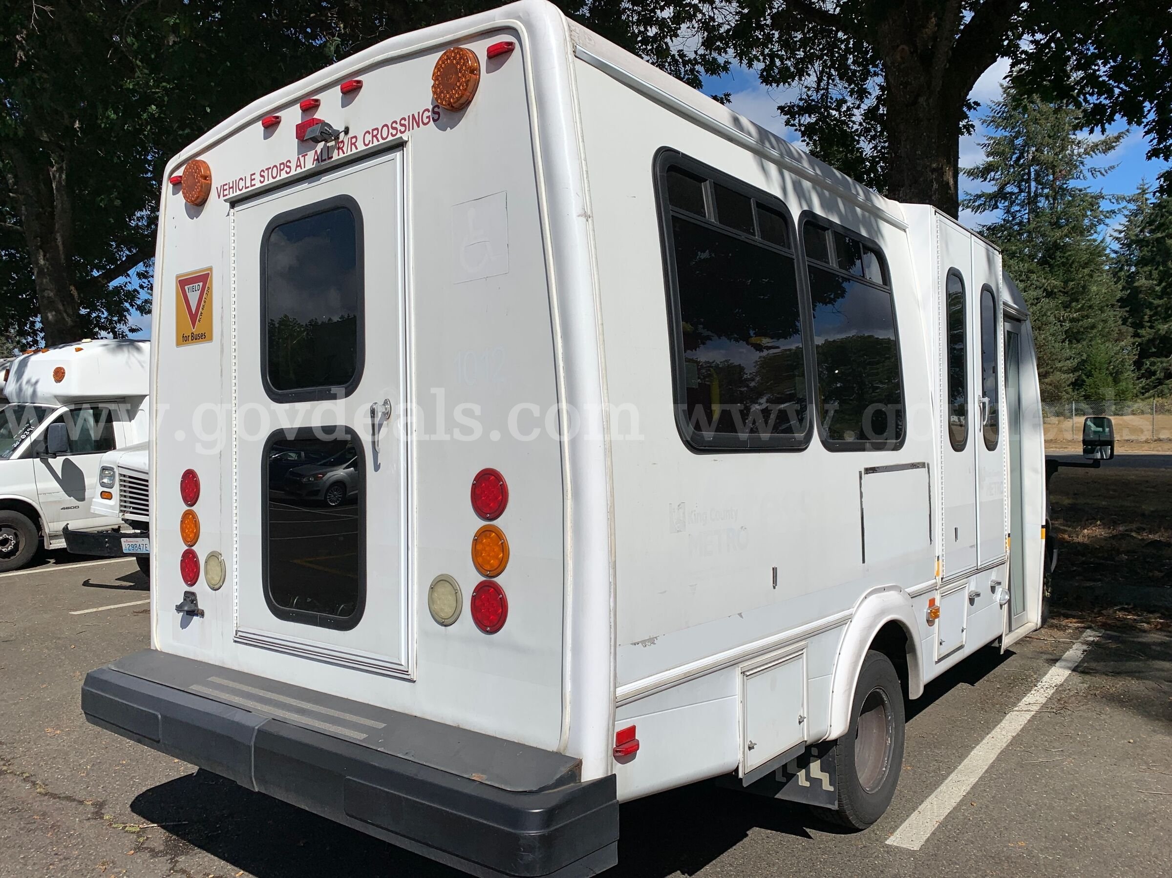 2013 Chevrolet Express G4500 Shuttle Bus w/ Wheelchair Lift (ID# 47569) (PRT) (26-1135) 11700 Chevrolet Express Government Surplus Auction - Photo #4