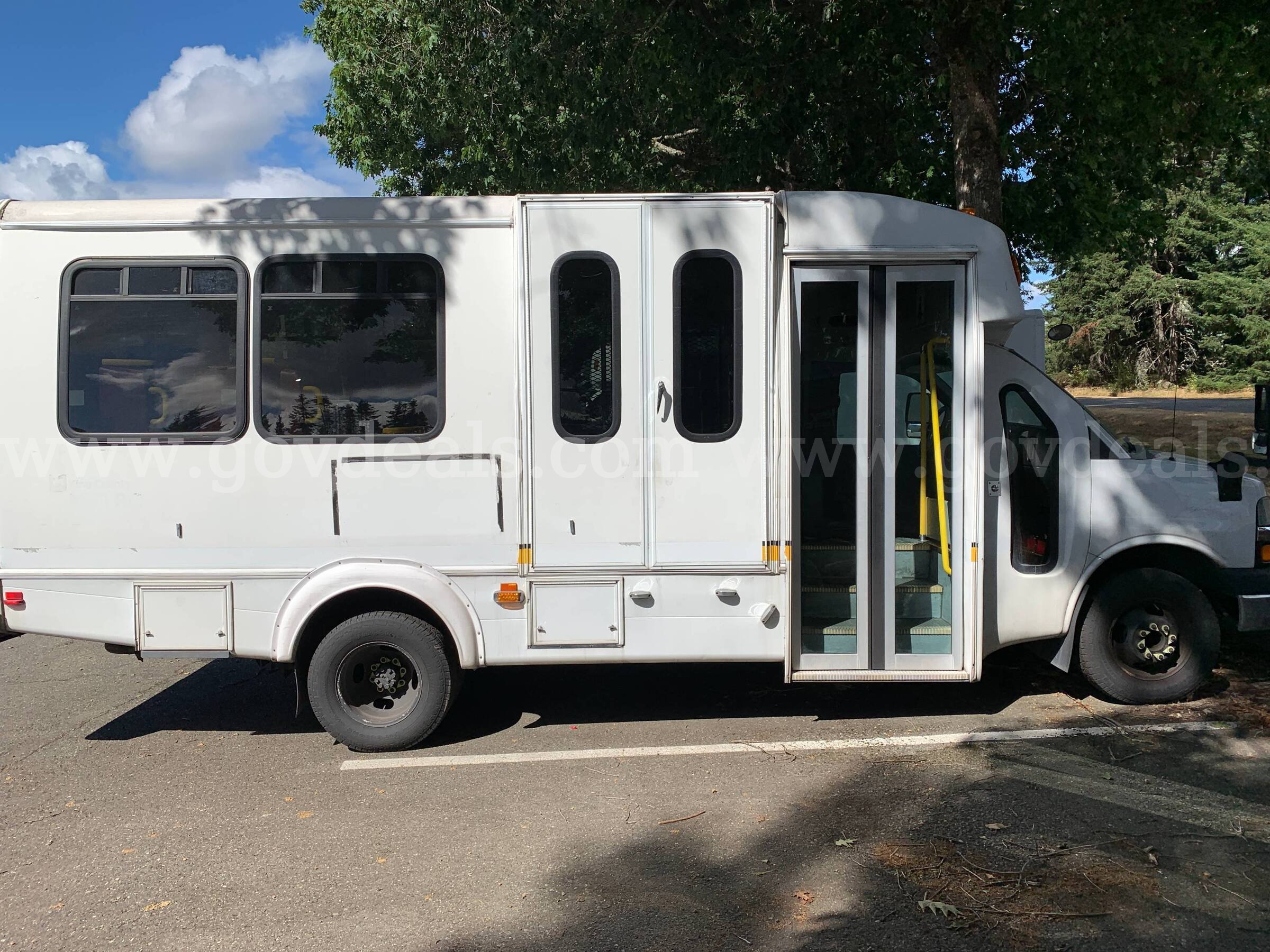 2013 Chevrolet Express G4500 Shuttle Bus w/ Wheelchair Lift (ID# 47569) (PRT) (26-1135) 11700 Chevrolet Express Government Surplus Auction - Photo #5