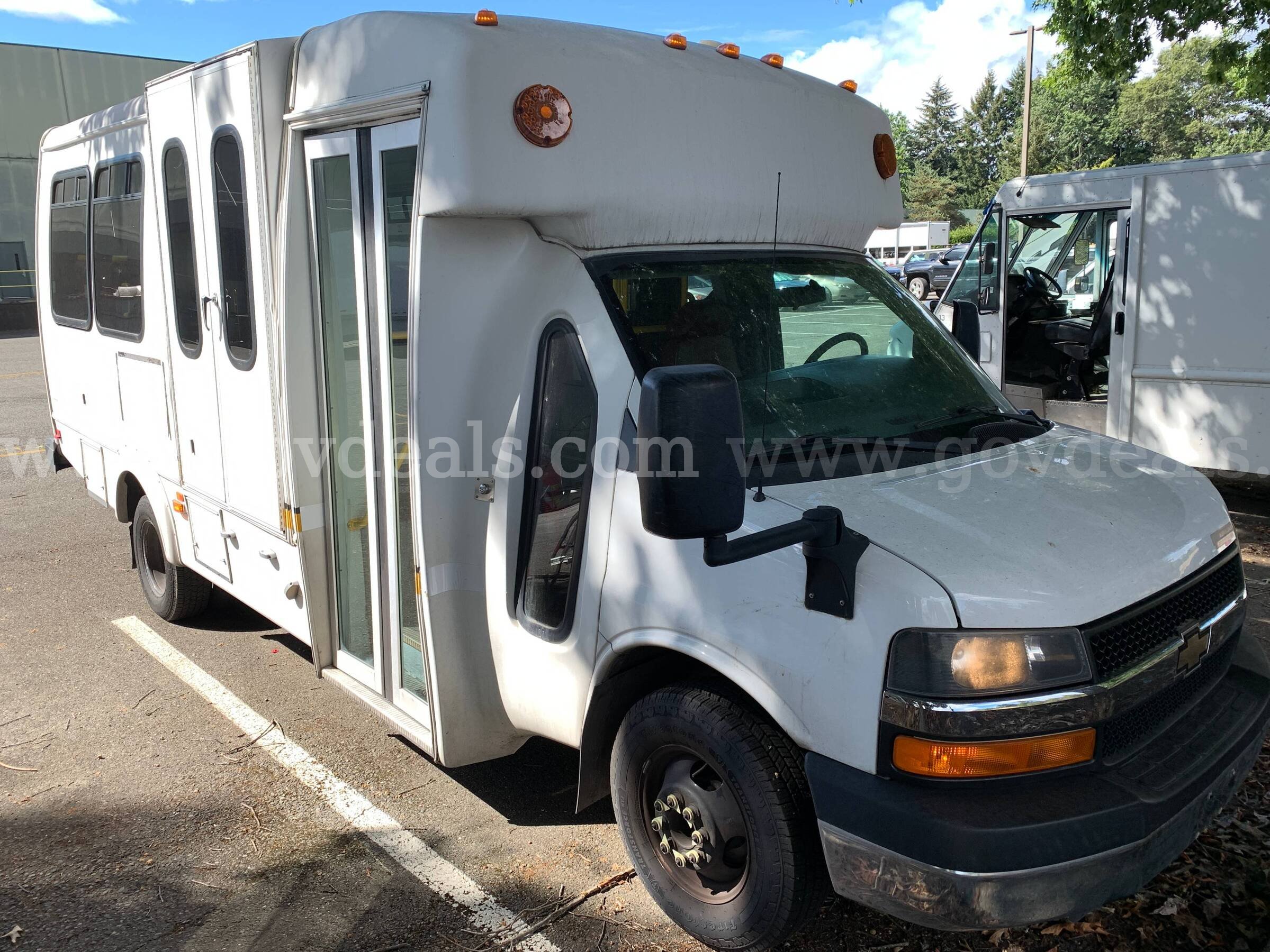 2013 Chevrolet Express G4500 Shuttle Bus w/ Wheelchair Lift (ID# 47569) (PRT) (26-1135) 11700 Chevrolet Express Government Surplus Auction - Photo #6