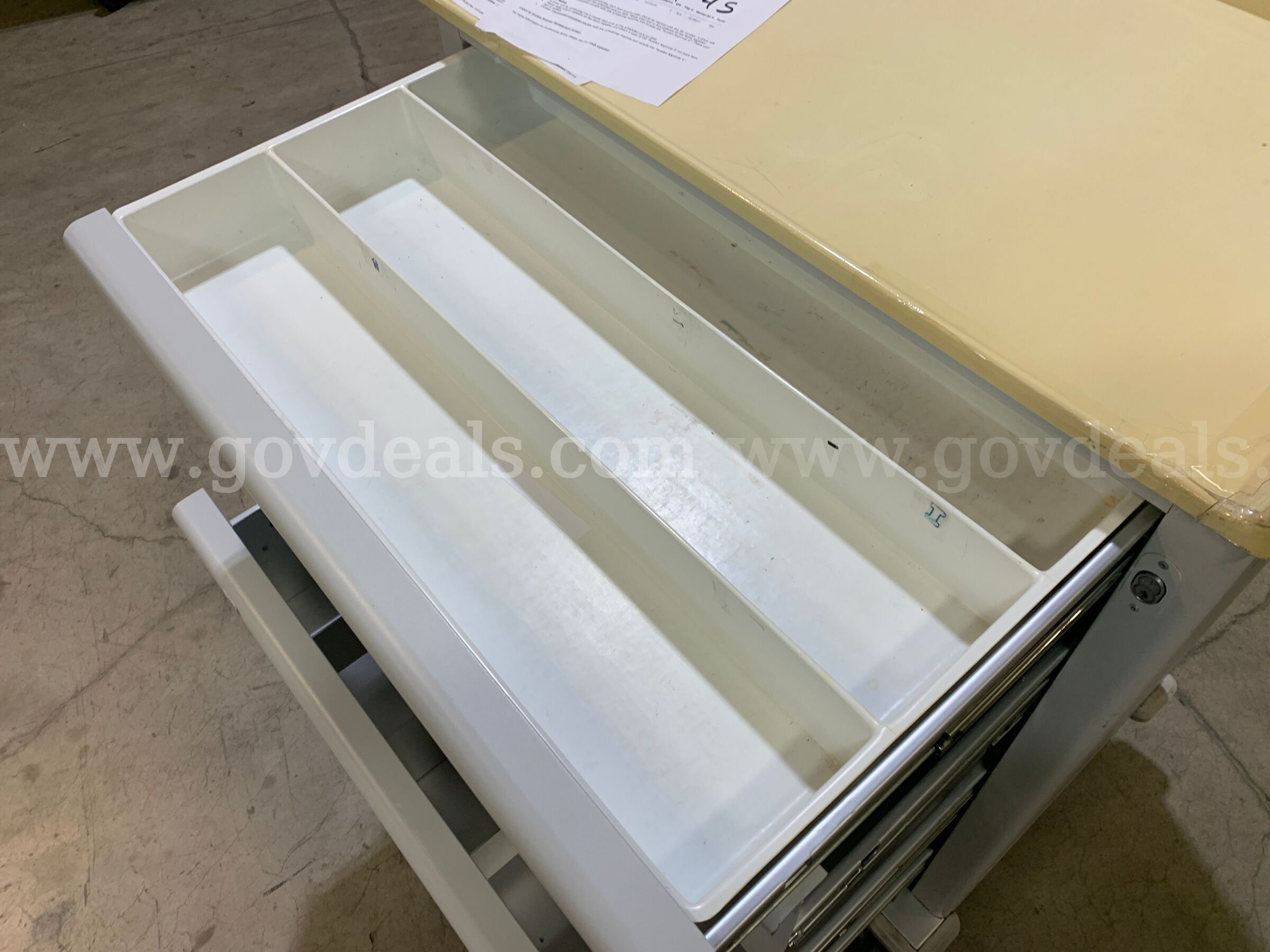 Wheeled Metal Cart With Drawers (ID #47572) (I5-1L) (26-1914-3) 310 SPECIALTY CARTS 310 Government Surplus Auction - Photo #5