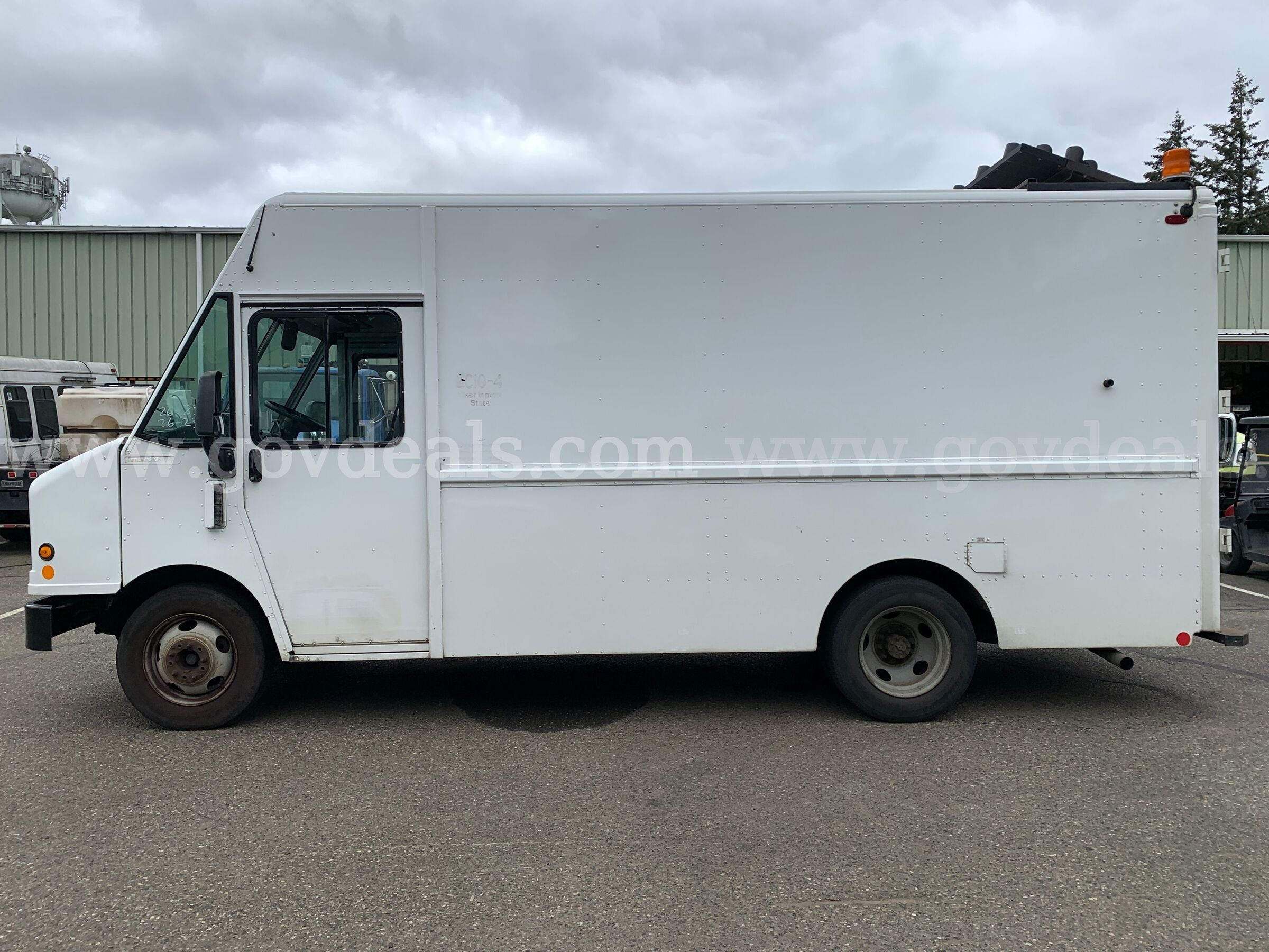 2005 Workhorse P42 Step Van w/ Message Sign *Tow-Away* (ID# 47583) (EF0) (26-2370) 405+ Workhorse 2370 Government Surplus Auction - Photo #2