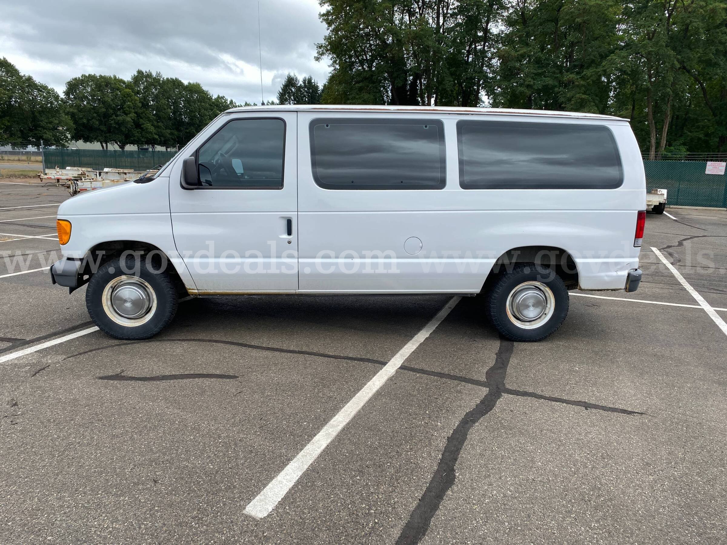 2006 Ford Econoline E-350 XL Super Duty 11 Passenger Van **UNDER 50K** (ID #47594) (AVI) (26-2695) 490 Ford E-350 Government Surplus Auction - Photo #2