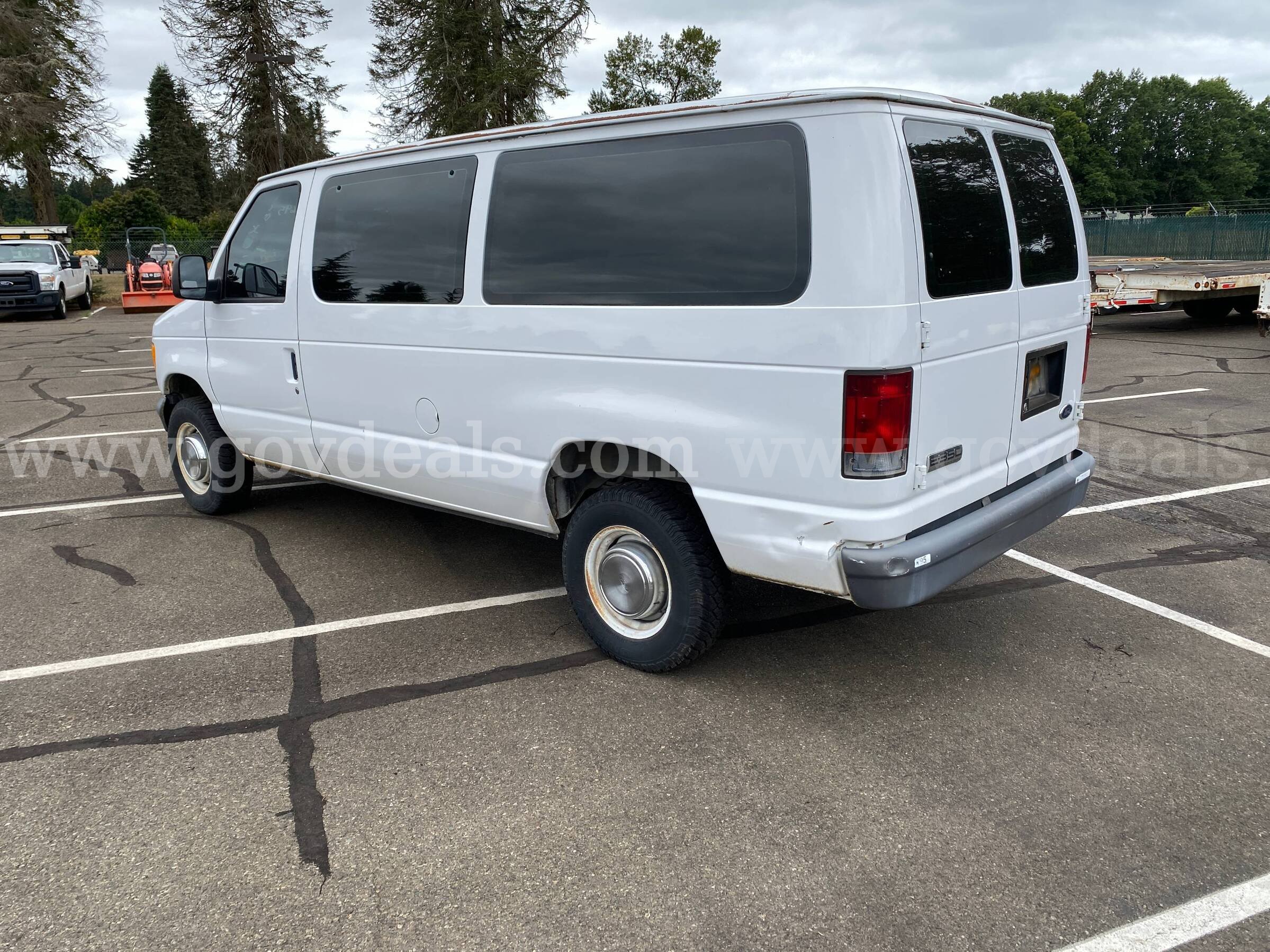 2006 Ford Econoline E-350 XL Super Duty 11 Passenger Van **UNDER 50K** (ID #47594) (AVI) (26-2695) 490 Ford E-350 Government Surplus Auction - Photo #3