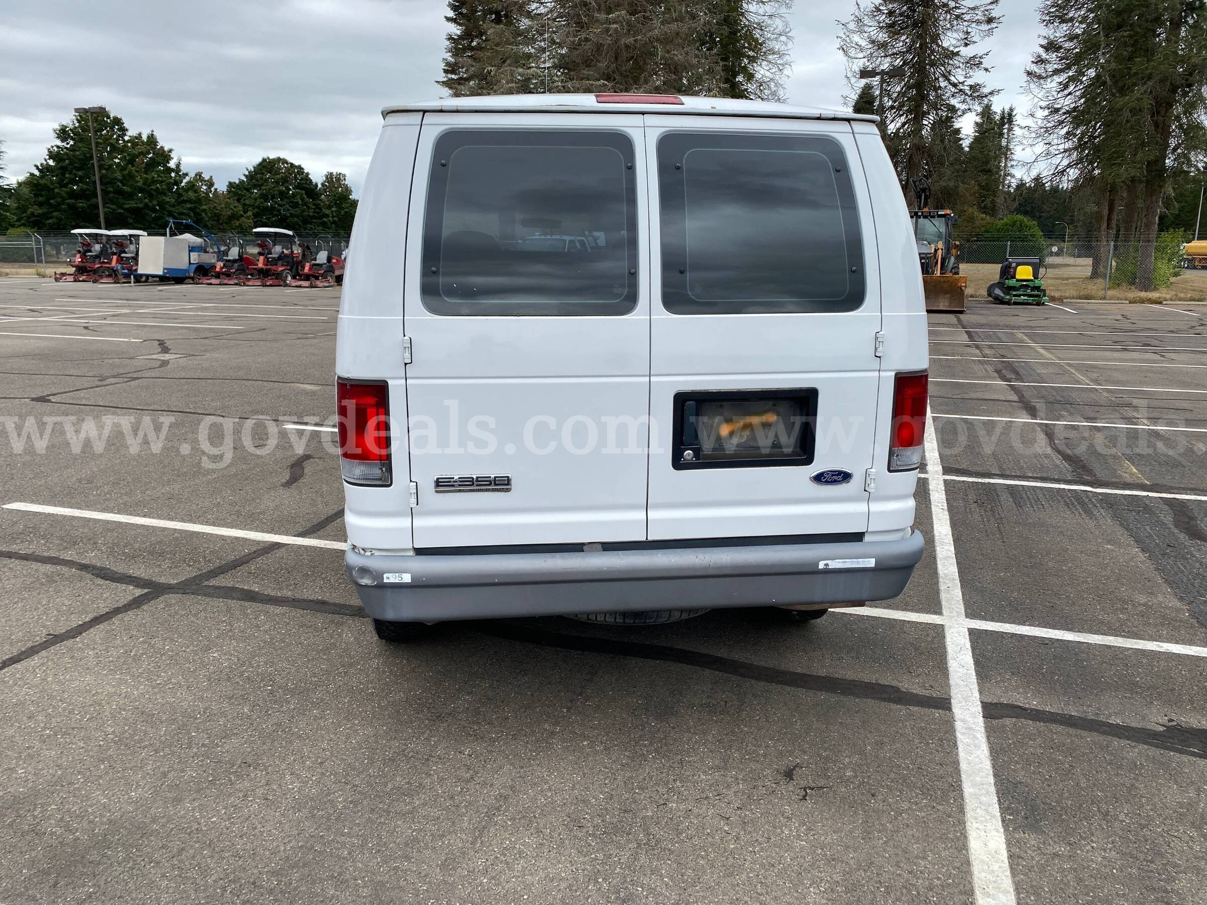 2006 Ford Econoline E-350 XL Super Duty 11 Passenger Van **UNDER 50K** (ID #47594) (AVI) (26-2695) 490 Ford E-350 Government Surplus Auction - Photo #4