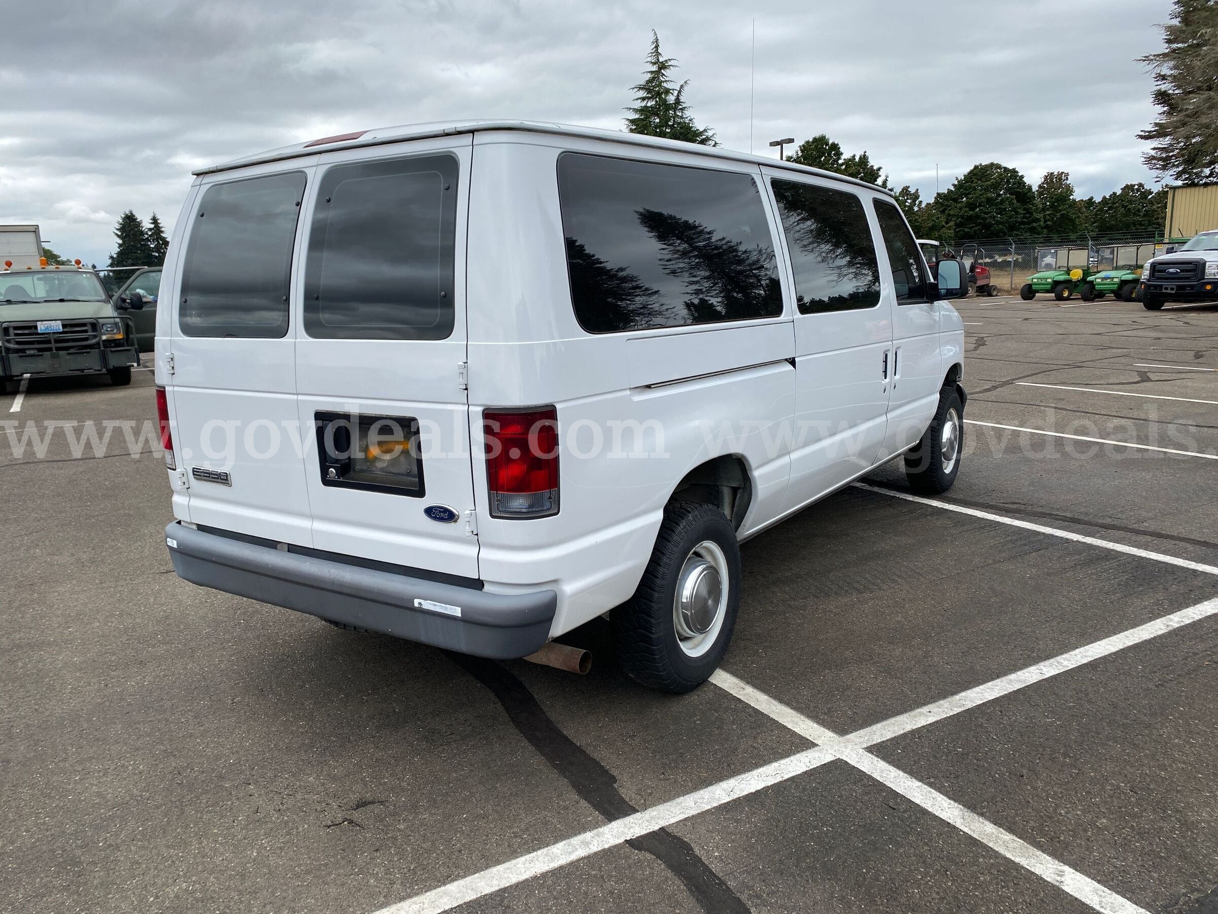 2006 Ford Econoline E-350 XL Super Duty 11 Passenger Van **UNDER 50K** (ID #47594) (AVI) (26-2695) 490 Ford E-350 Government Surplus Auction - Photo #5