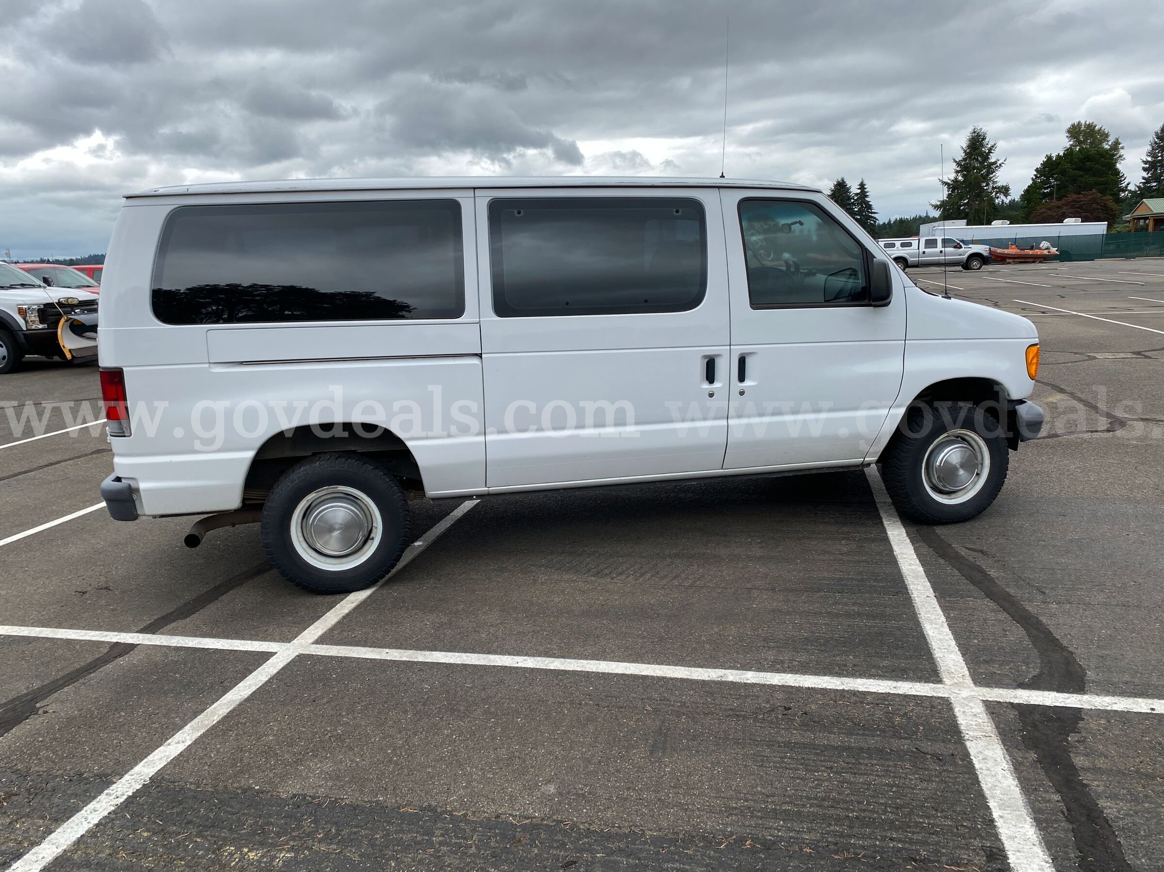 2006 Ford Econoline E-350 XL Super Duty 11 Passenger Van **UNDER 50K** (ID #47594) (AVI) (26-2695) 490 Ford E-350 Government Surplus Auction - Photo #6