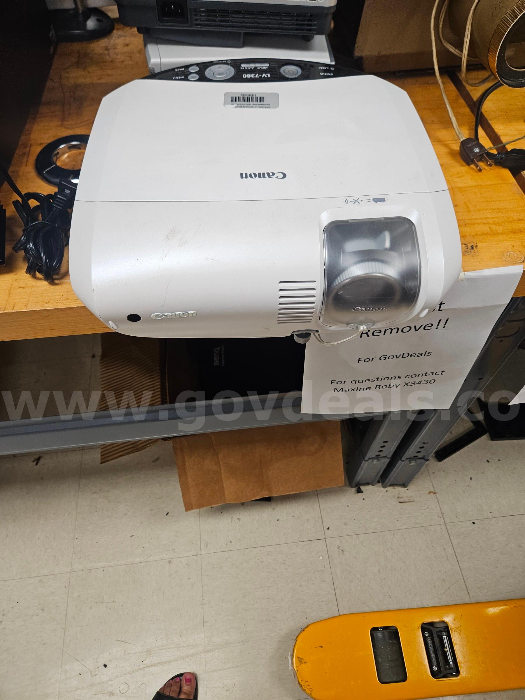 Estimated 12 Multimedia Projectors Canon & Epson  Government Surplus Auction - Photo #2