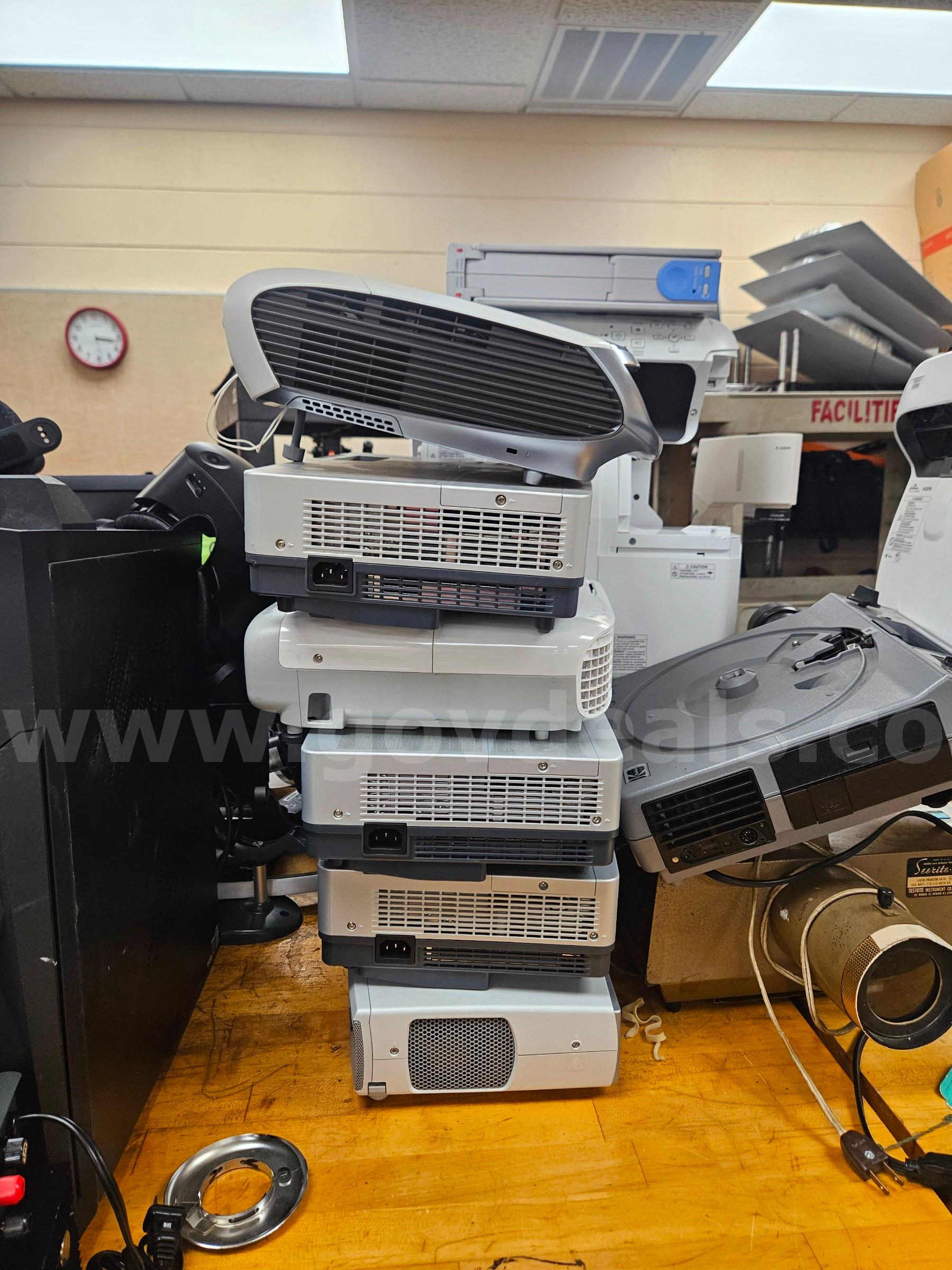Estimated 12 Multimedia Projectors Canon & Epson  Government Surplus Auction - Photo #3