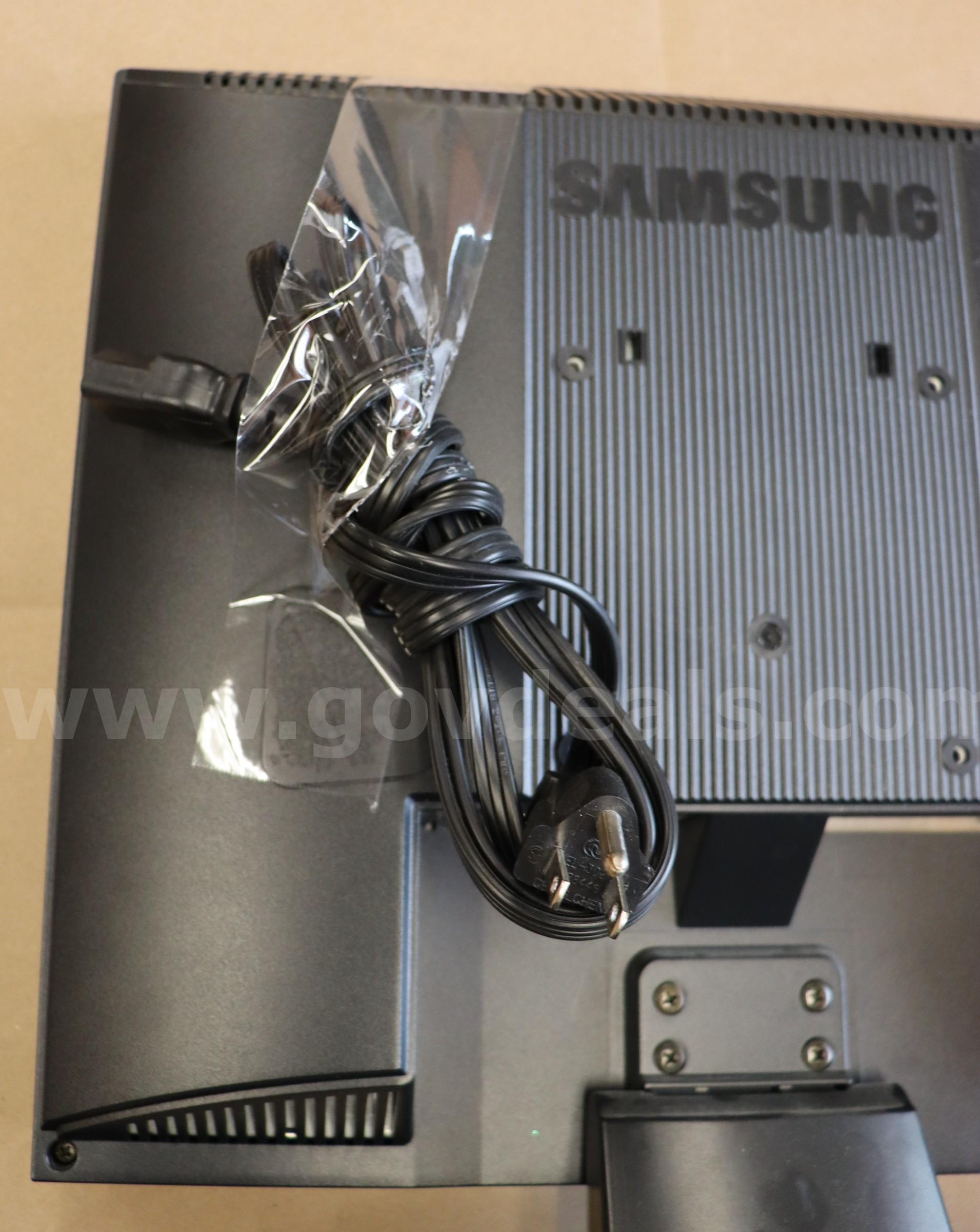 Samsung SyncMaster 712N 17" Monitor Samsung 712N Government Surplus Auction - Photo #6