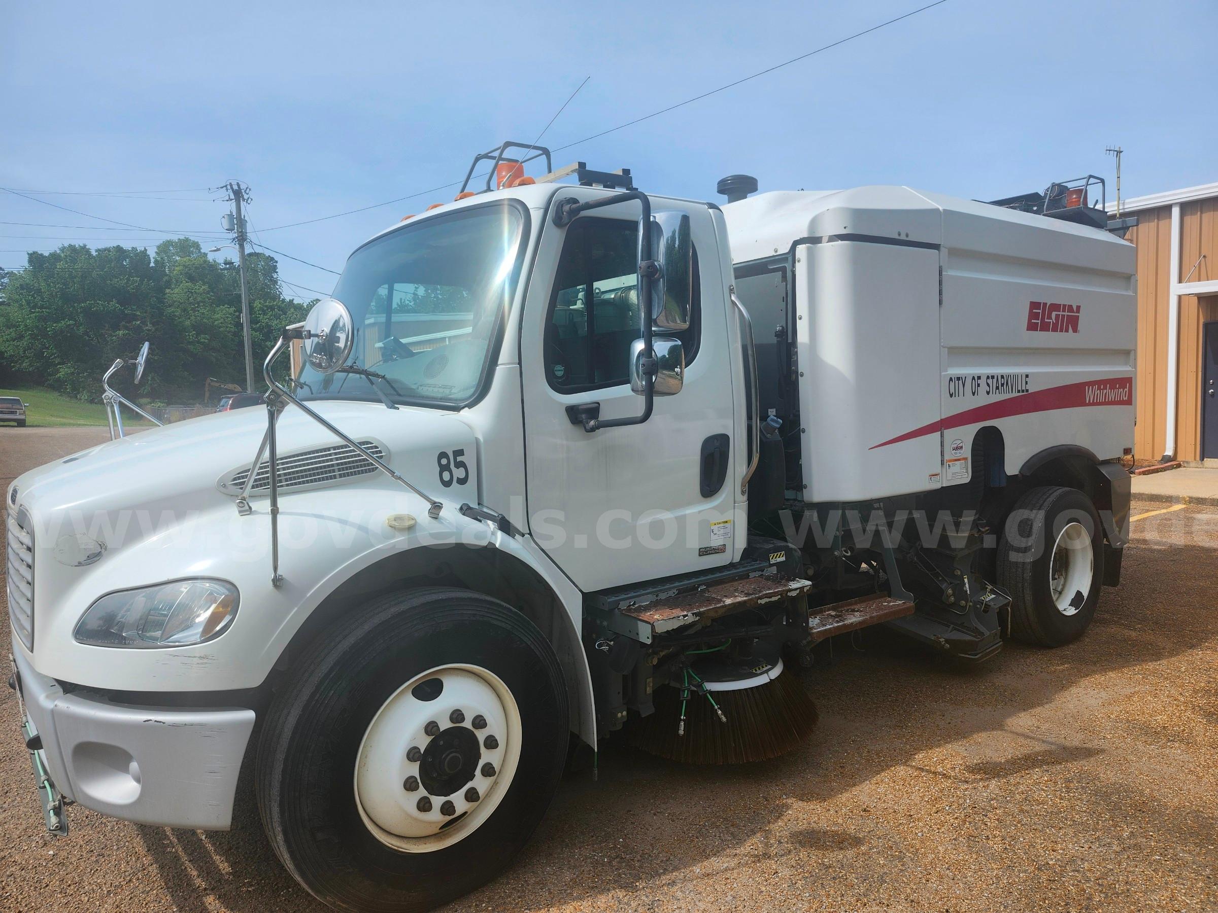 2015 Freightliner M2 106 Freightliner 106 Government Surplus Auction - Photo #2