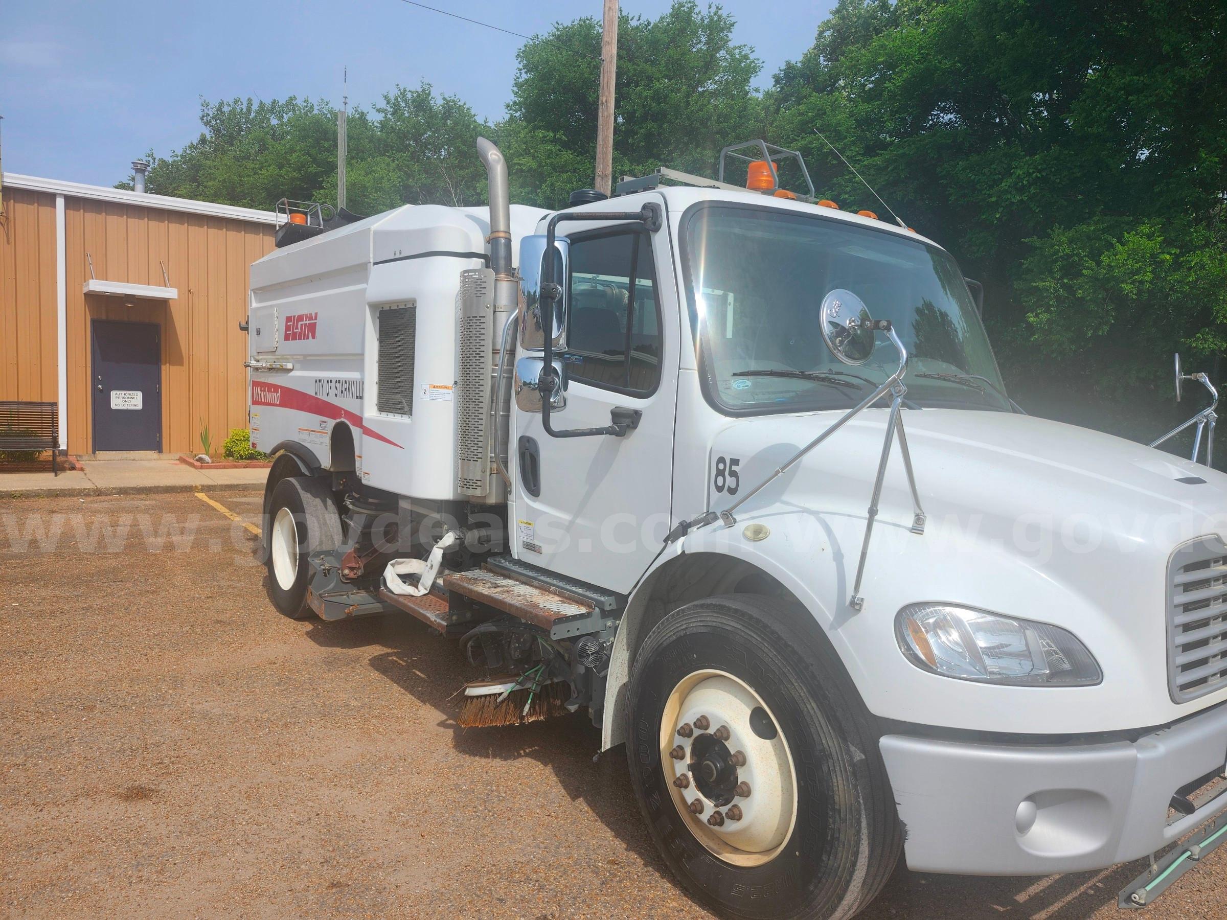 2015 Freightliner M2 106 Freightliner 106 Government Surplus Auction - Photo #3