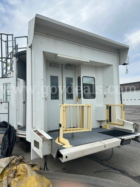 Passenger Boarding Bridge/Jetwalk JBT / Oshkosh AeroTech a3-58/110-125R Government Surplus Auction - Photo #2