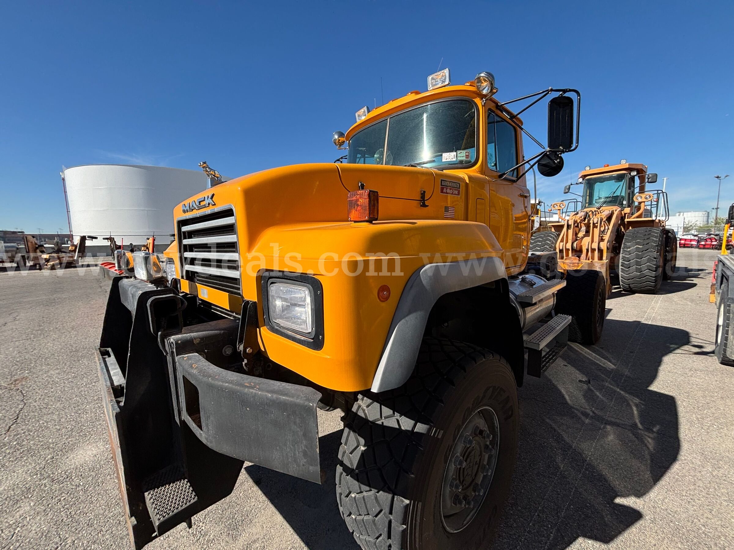 1996 Mack RD688P Mack RD688P Government Surplus Auction - Primary Photo