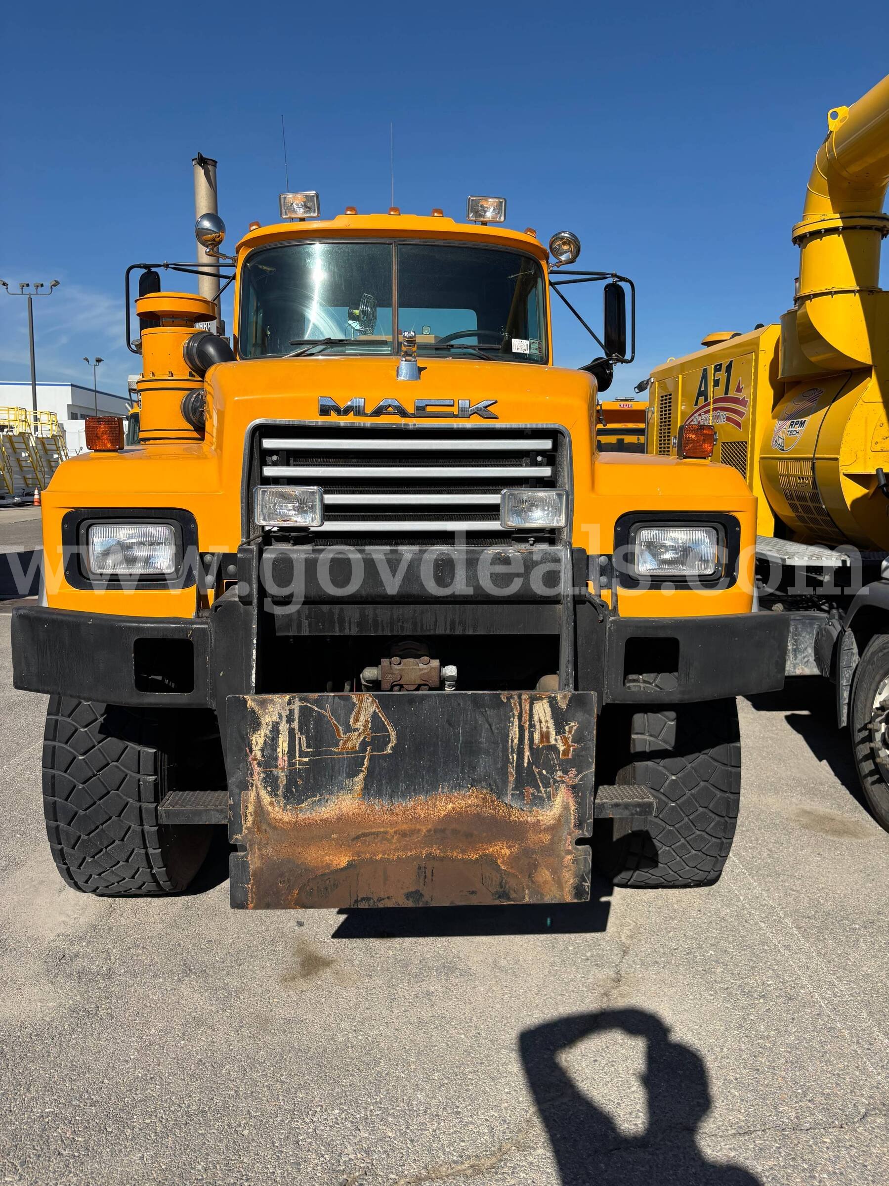 1996 Mack RD688P Mack RD688P Government Surplus Auction - Photo #2