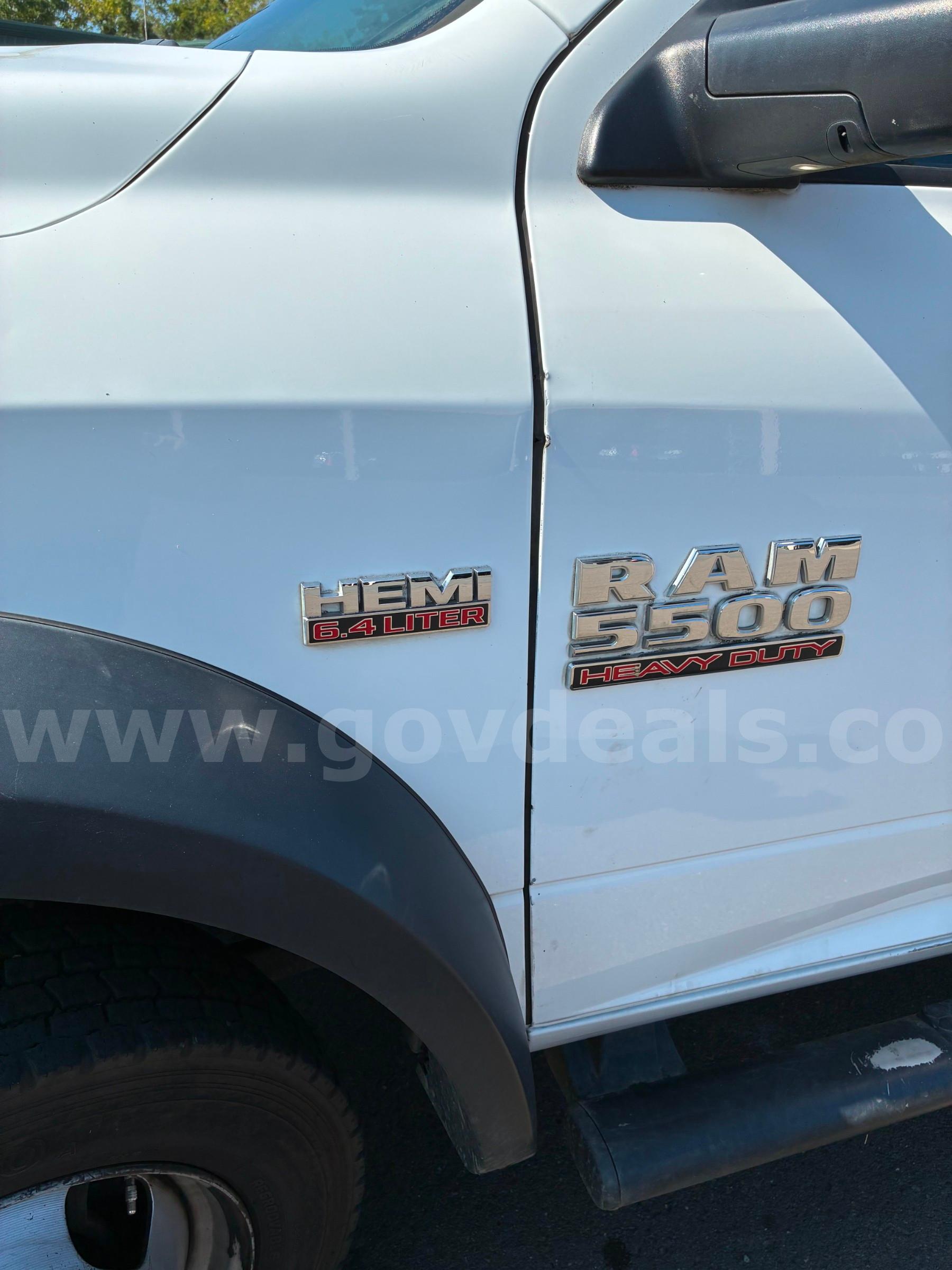 2016 RAM 5500 4x4 FLAT BED DUMP BOX- CHIPPER CAGE RAM RAM 5500 Government Surplus Auction - Photo #2