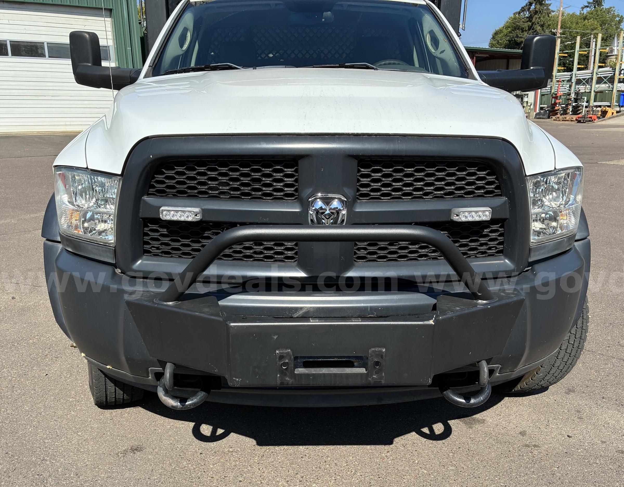 2016 RAM 5500 4x4 FLAT BED DUMP BOX- CHIPPER CAGE RAM RAM 5500 Government Surplus Auction - Photo #4