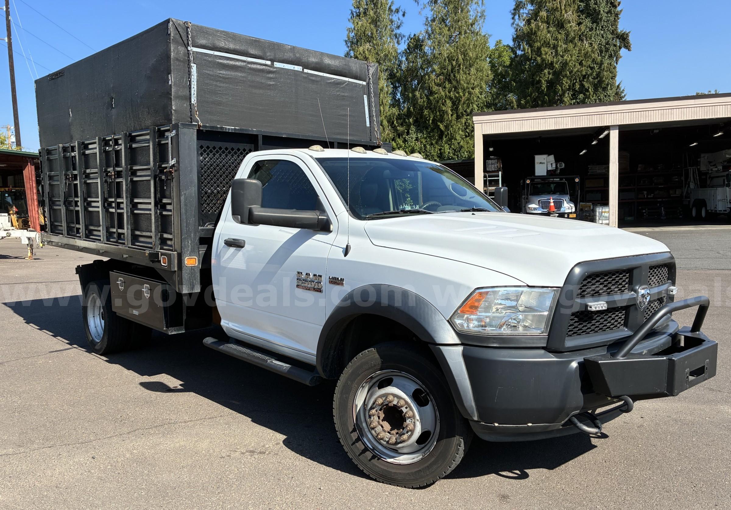 2016 RAM 5500 4x4 FLAT BED DUMP BOX- CHIPPER CAGE RAM RAM 5500 Government Surplus Auction - Photo #5
