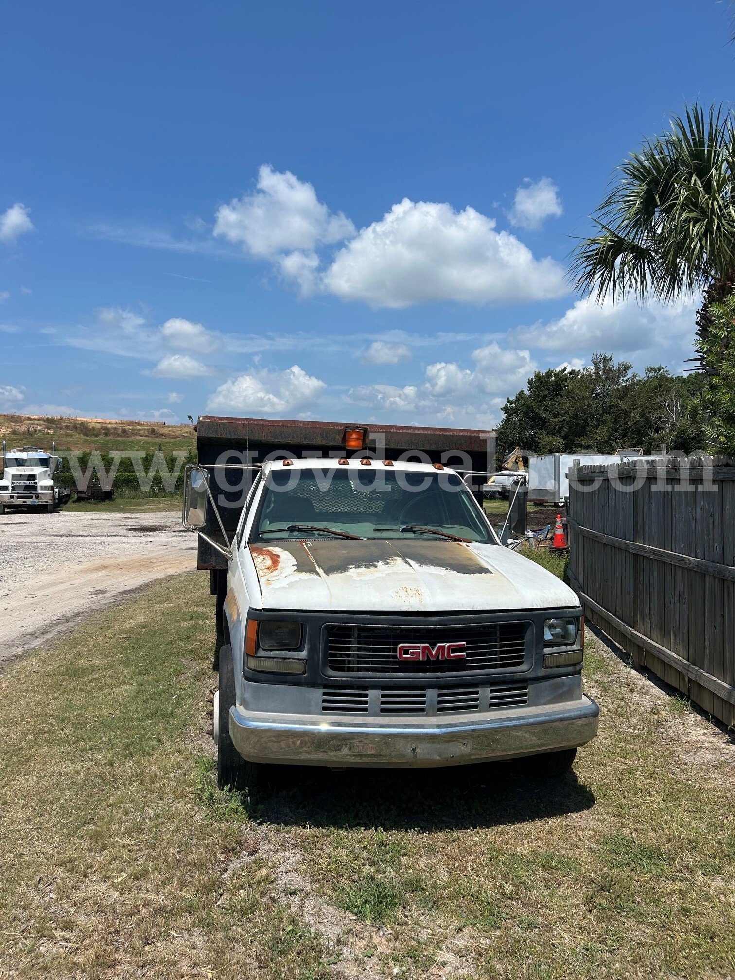 2000 GMC Sierra Classic 3500 (8100) GMC Sierra Government Surplus Auction - Photo #2