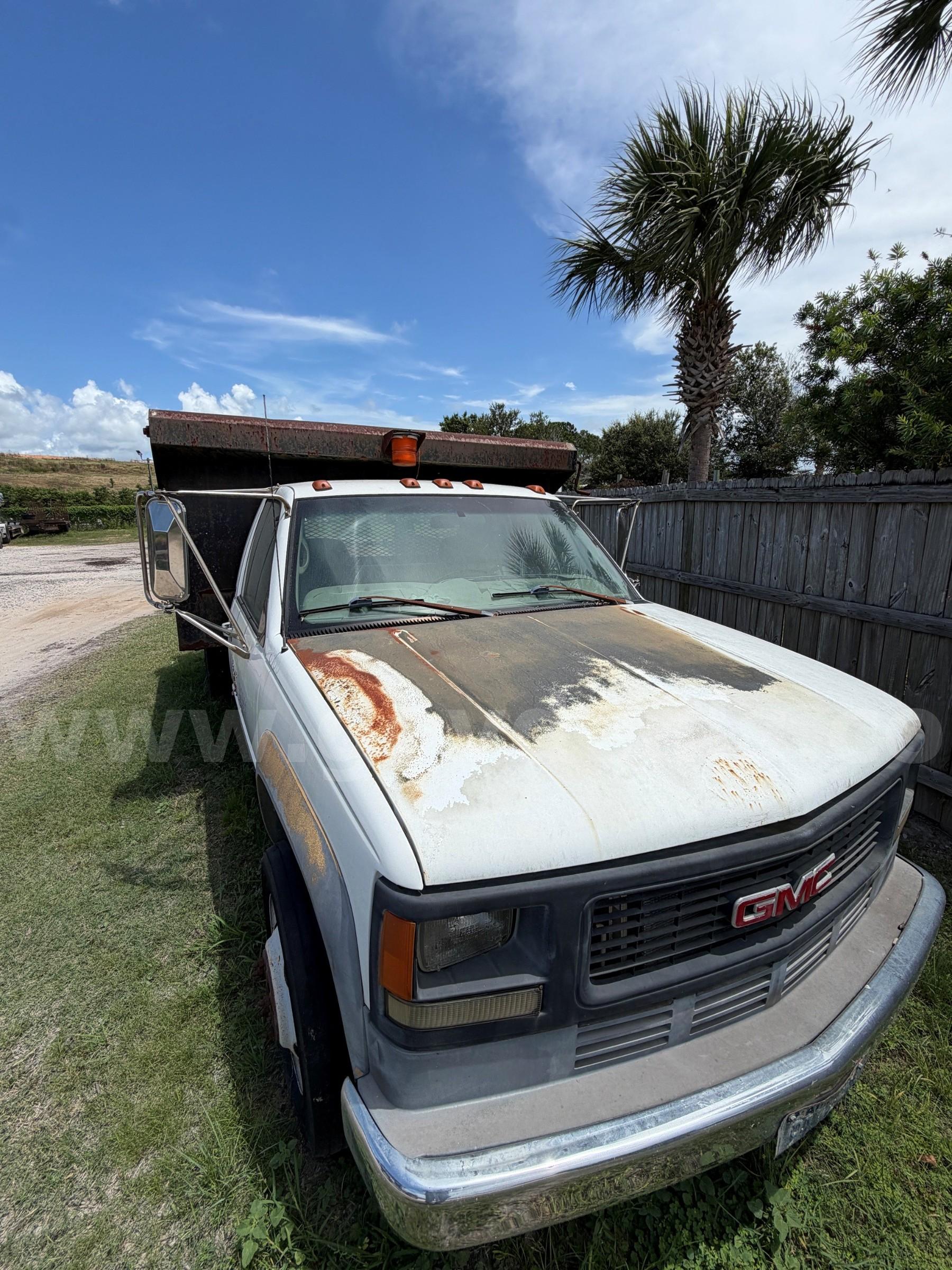 2000 GMC Sierra Classic 3500 (8100) GMC Sierra Government Surplus Auction - Photo #3