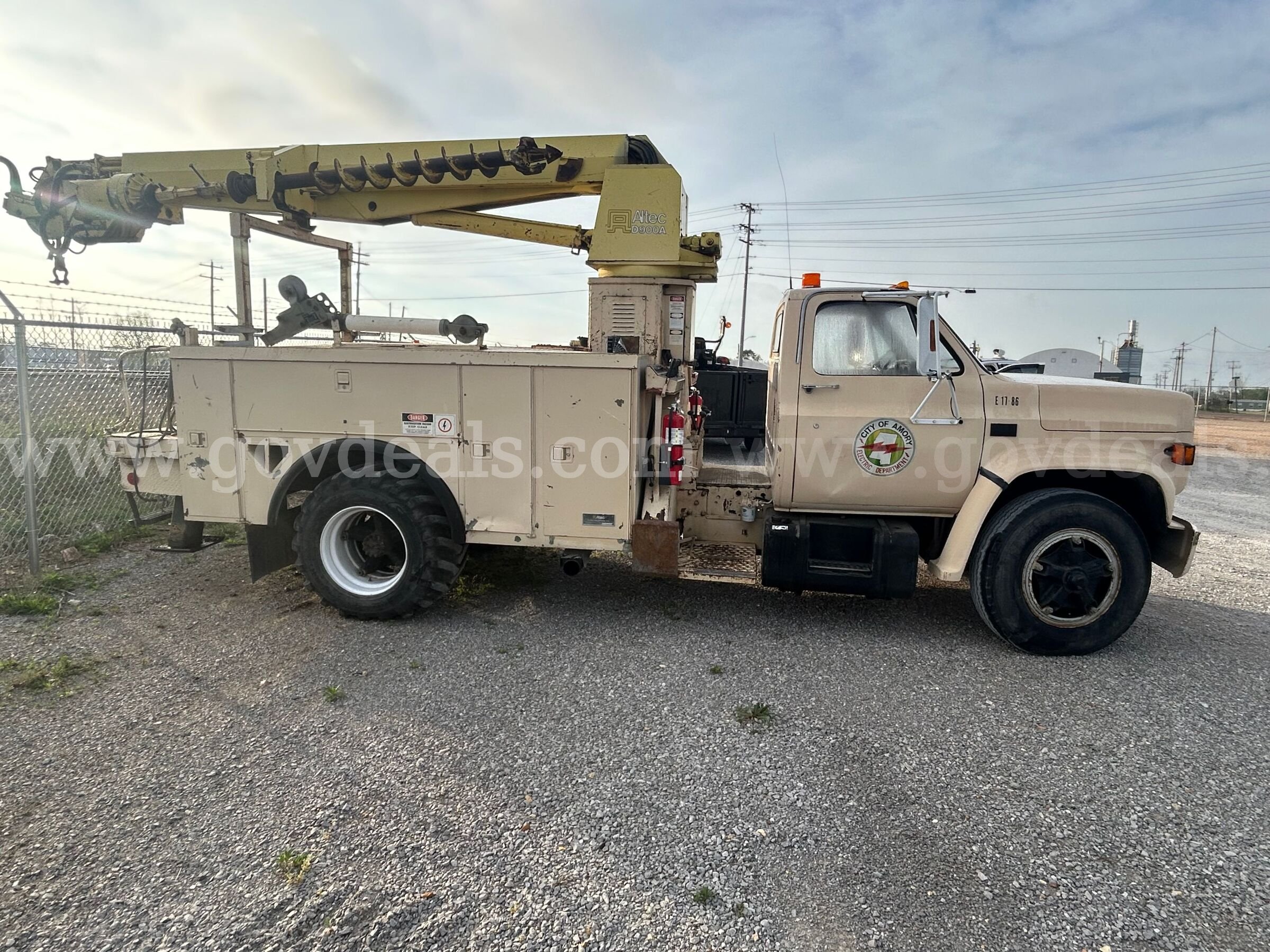 1986 Chevrolet Diesel with a front mounted digger derrick Chevrolet  Government Surplus Auction - Photo #3