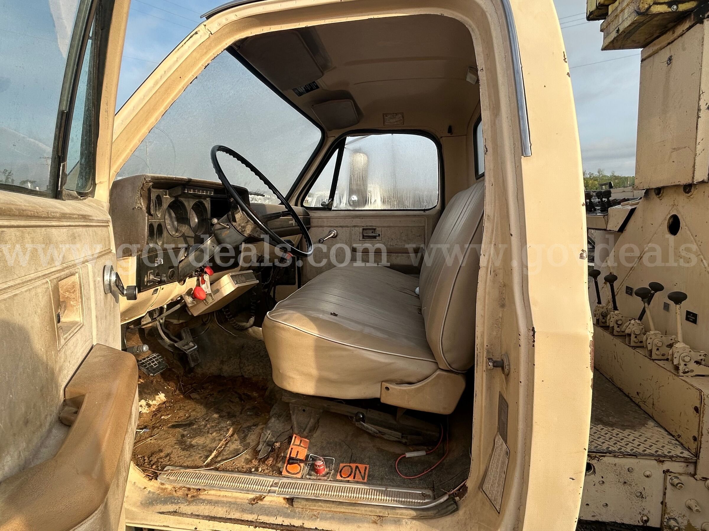 1986 Chevrolet Diesel with a front mounted digger derrick Chevrolet  Government Surplus Auction - Photo #4