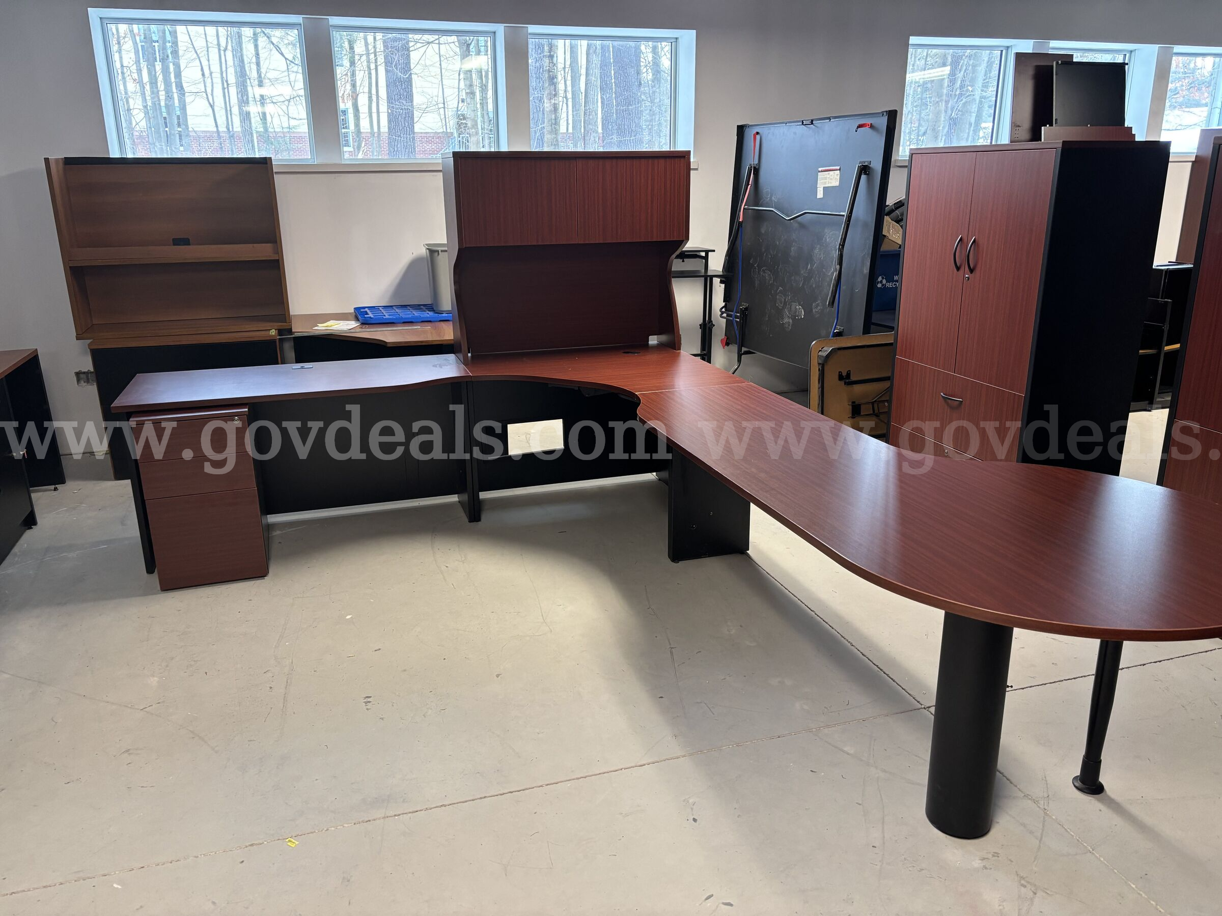 5 Piece Desk Set   Government Surplus Auction - Primary Photo