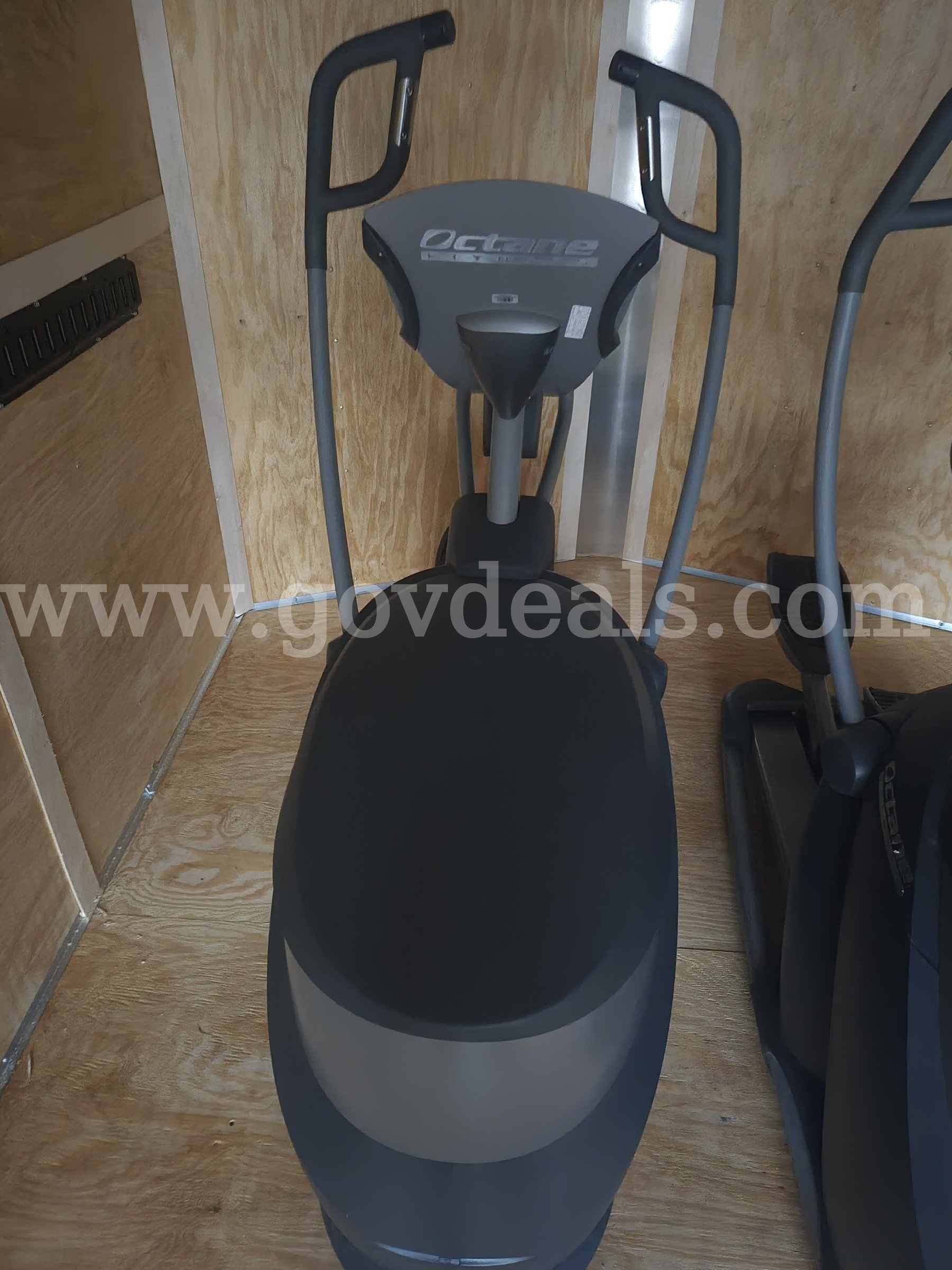 OCTANE FITNESS ELLIPTICAL TRAINER   Government Surplus Auction - Photo #2