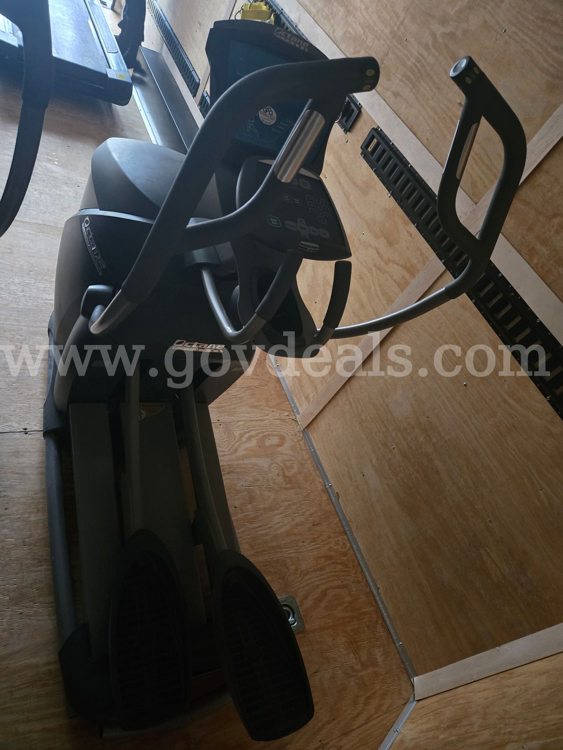 OCTANE FITNESS ELLIPTICAL TRAINER   Government Surplus Auction - Photo #4