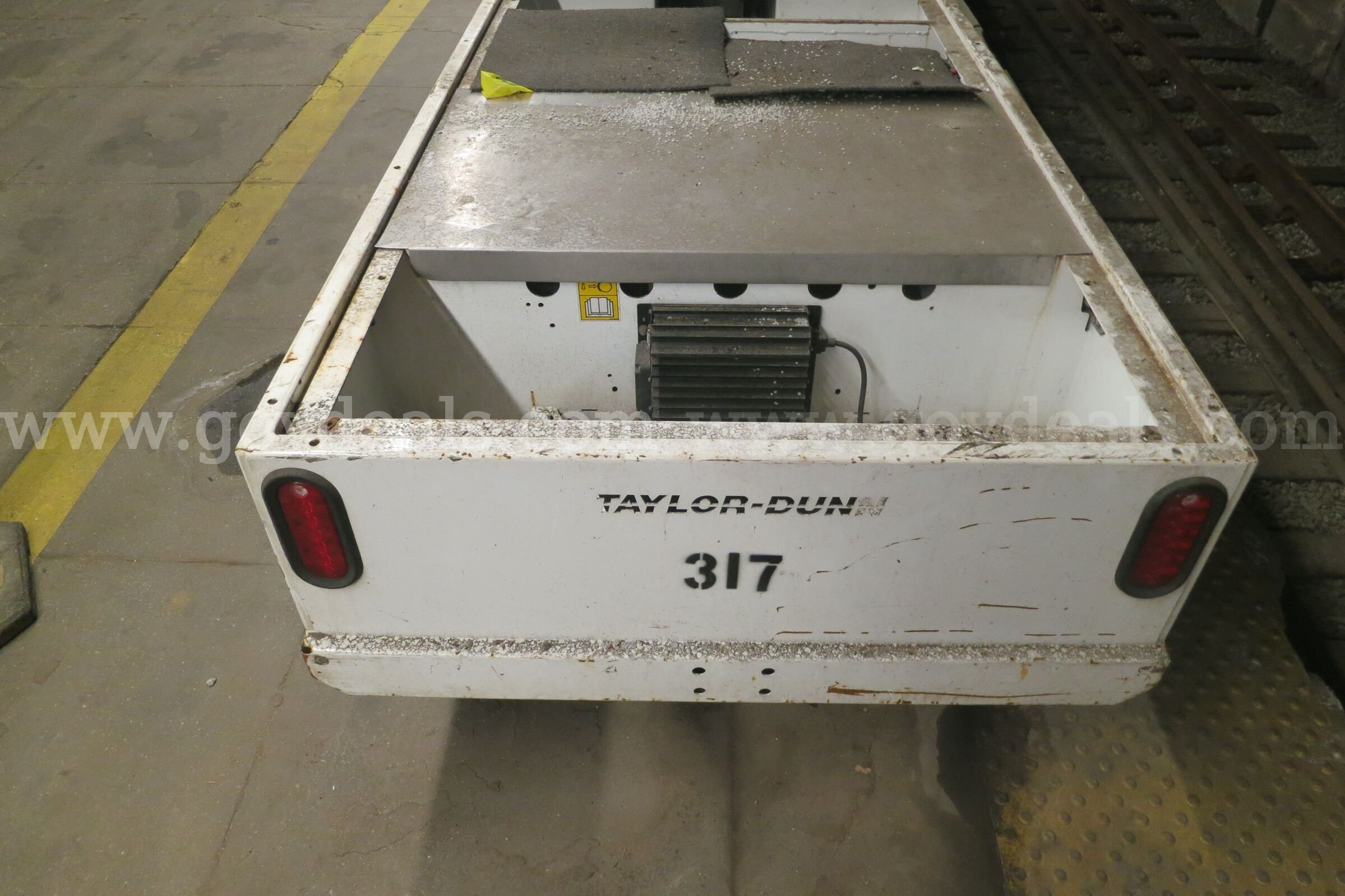 Taylor-Dunn electric cart (#317) Taylor-Dunn 317 Government Surplus Auction - Photo #3