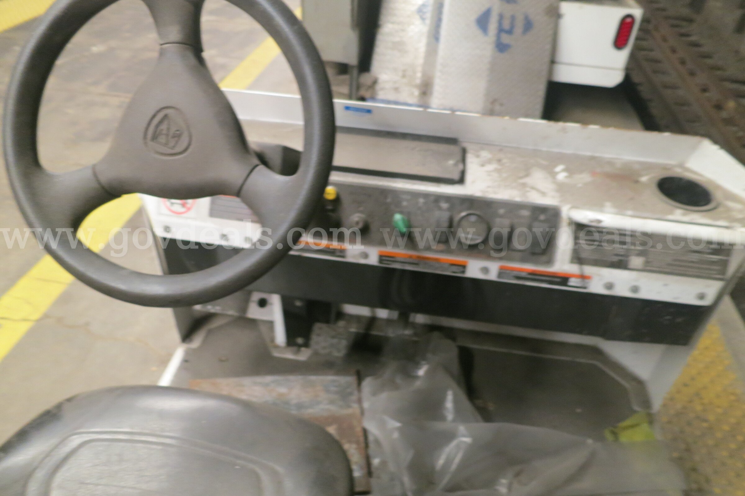 Taylor-Dunn electric cart (#317) Taylor-Dunn 317 Government Surplus Auction - Photo #5