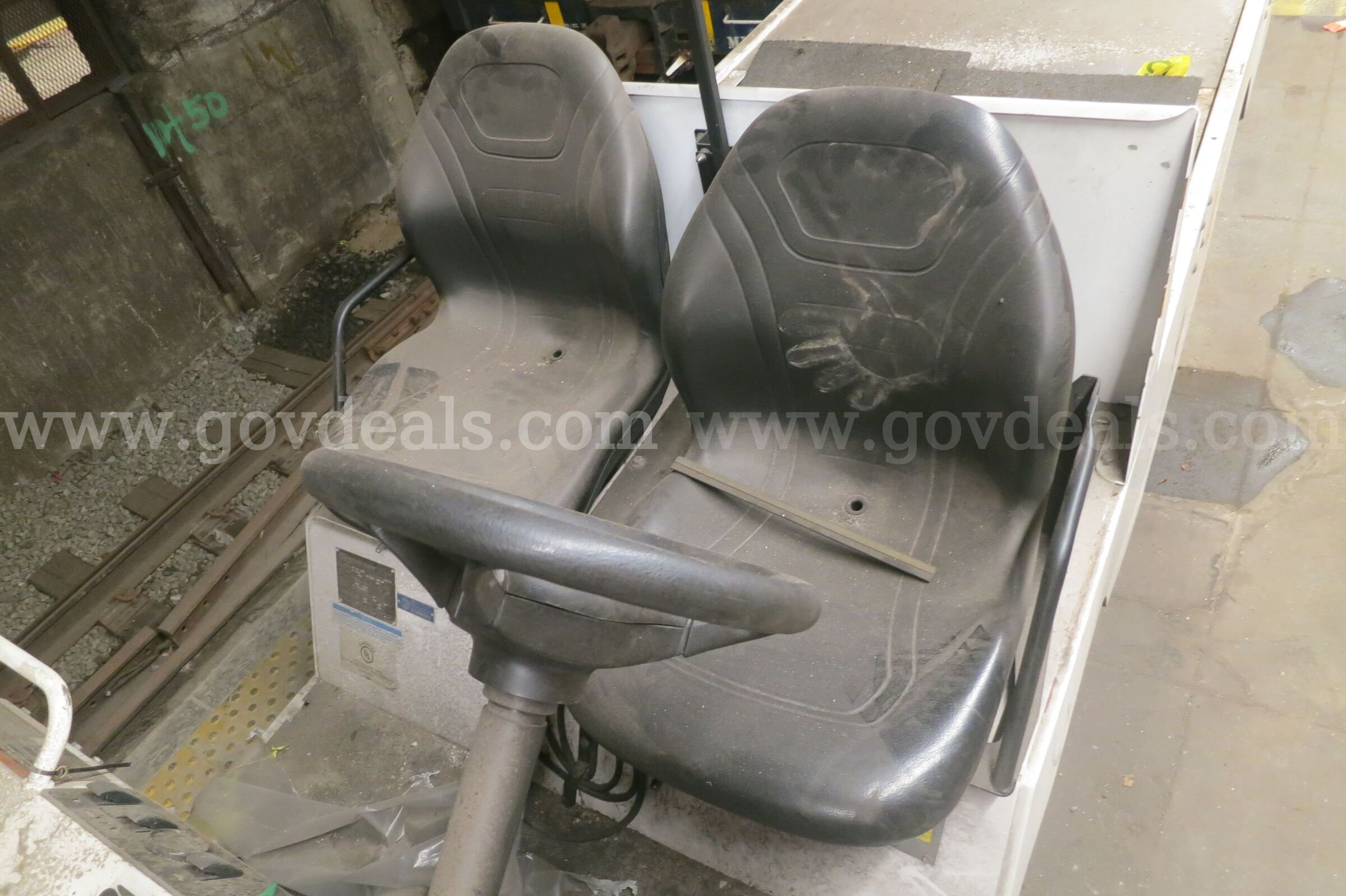 Taylor-Dunn electric cart (#317) Taylor-Dunn 317 Government Surplus Auction - Photo #6