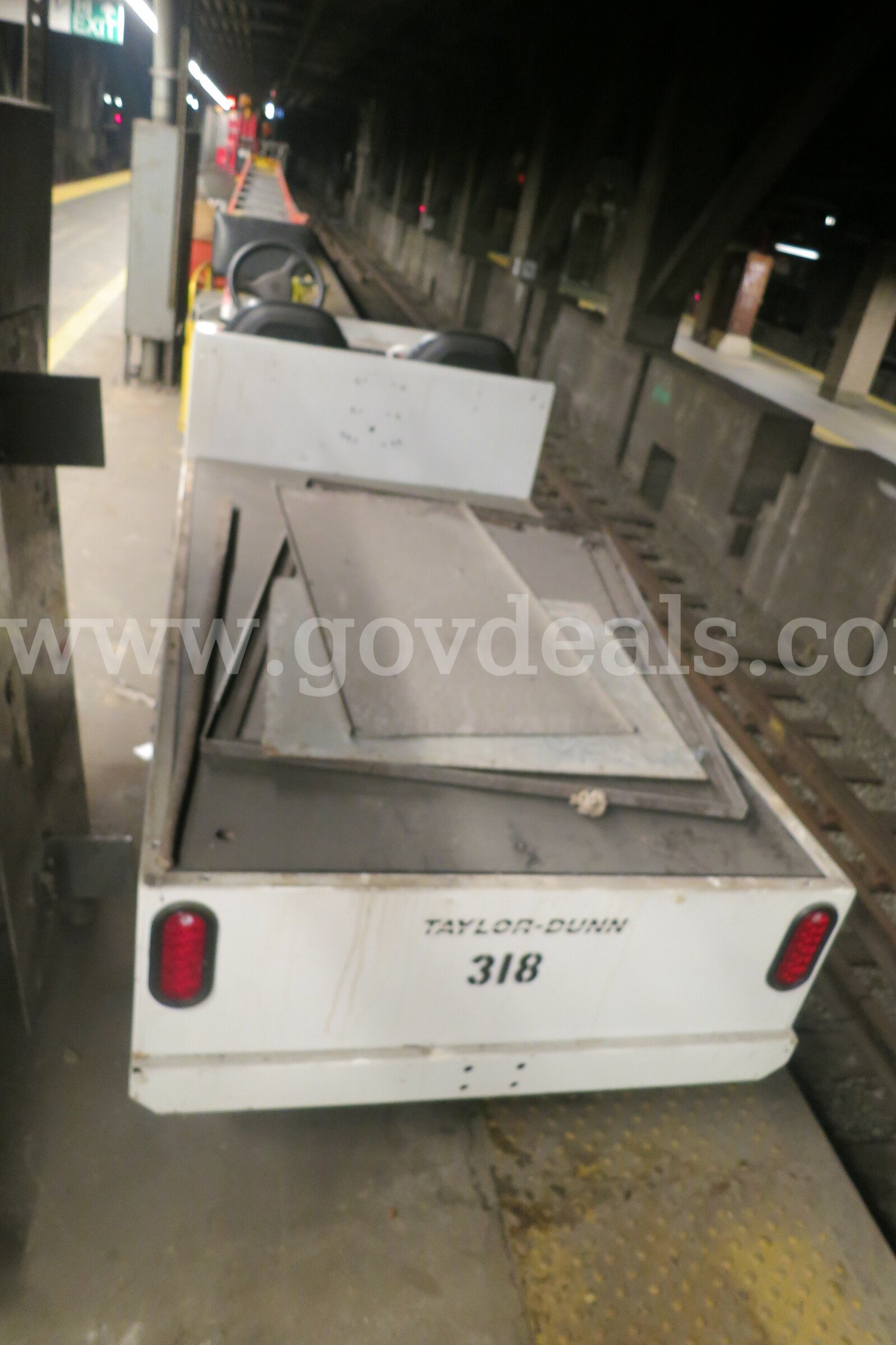 Taylor-Dunn electric cart (#318) Taylor-Dunn 318 Government Surplus Auction - Photo #6
