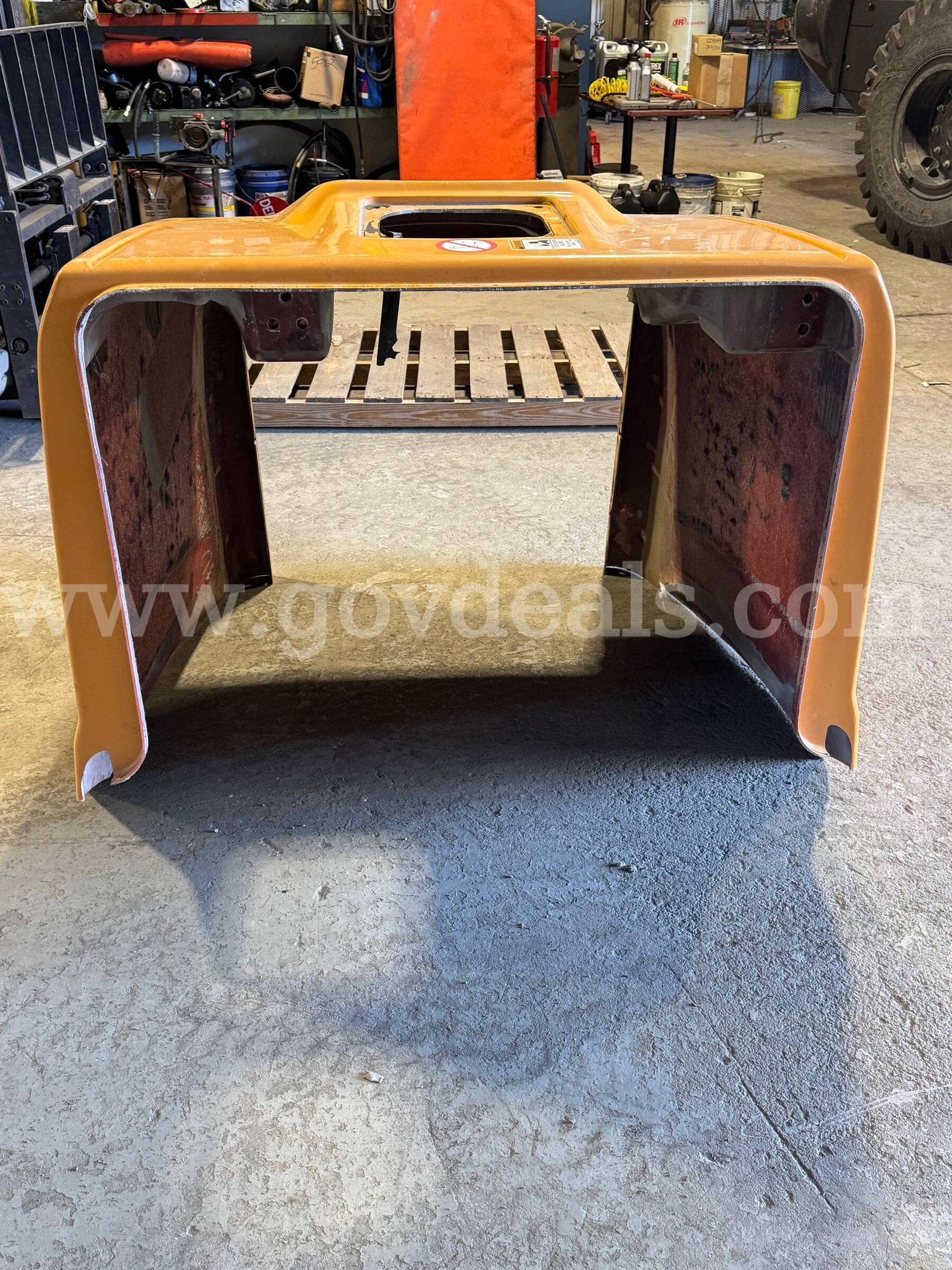 Case Loader 721G Hood only Case 721G Government Surplus Auction - Photo #3