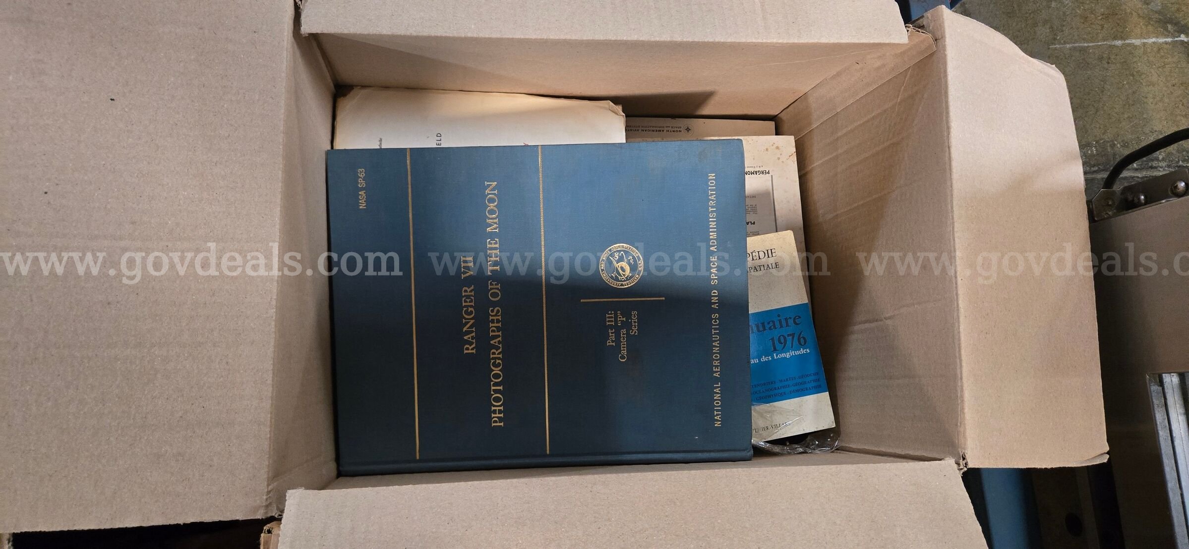 Lot of Old Space and Aeronautical Books   Government Surplus Auction - Photo #5
