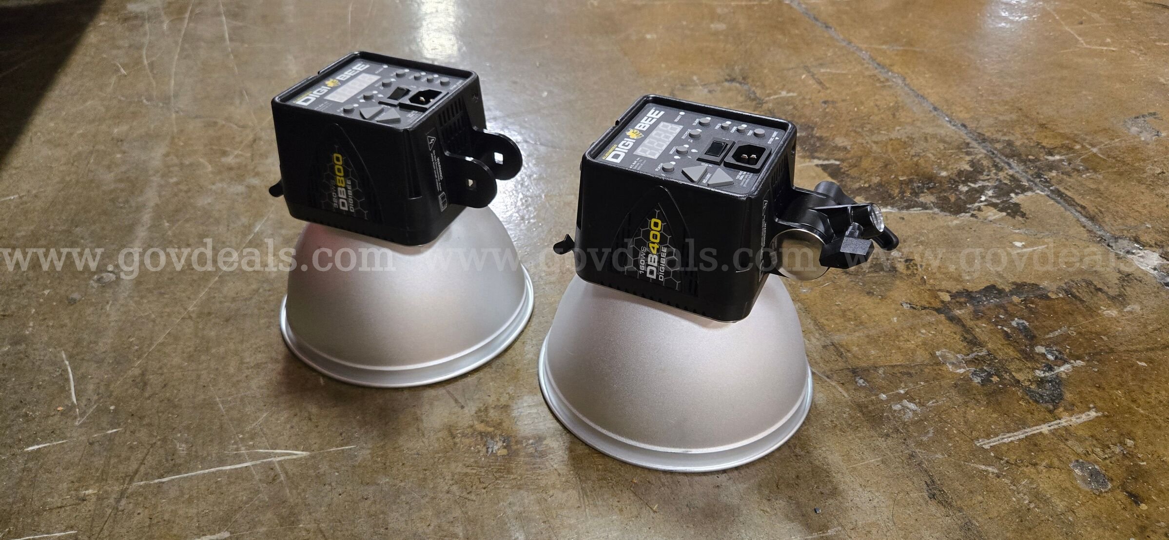 Lot of 1 DigiBee DB400 & 1 DigiBee DB800 Flash Strobe Monolights Digibee DB400 Government Surplus Auction - Primary Photo