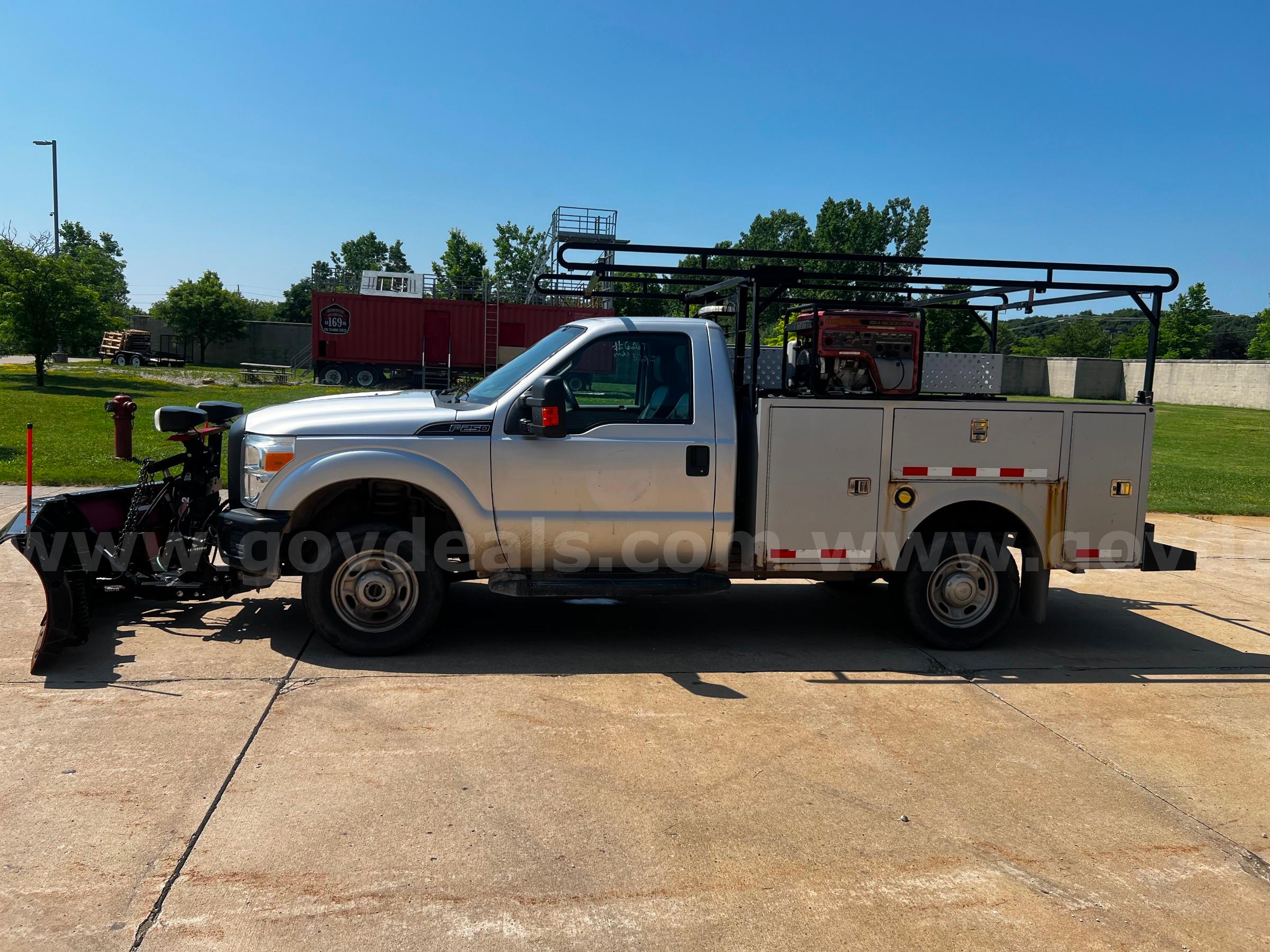 2016 Ford F-250 SD XL 4WD with Utility Box and Snow Plow Ford F-250 Government Surplus Auction - Photo #2