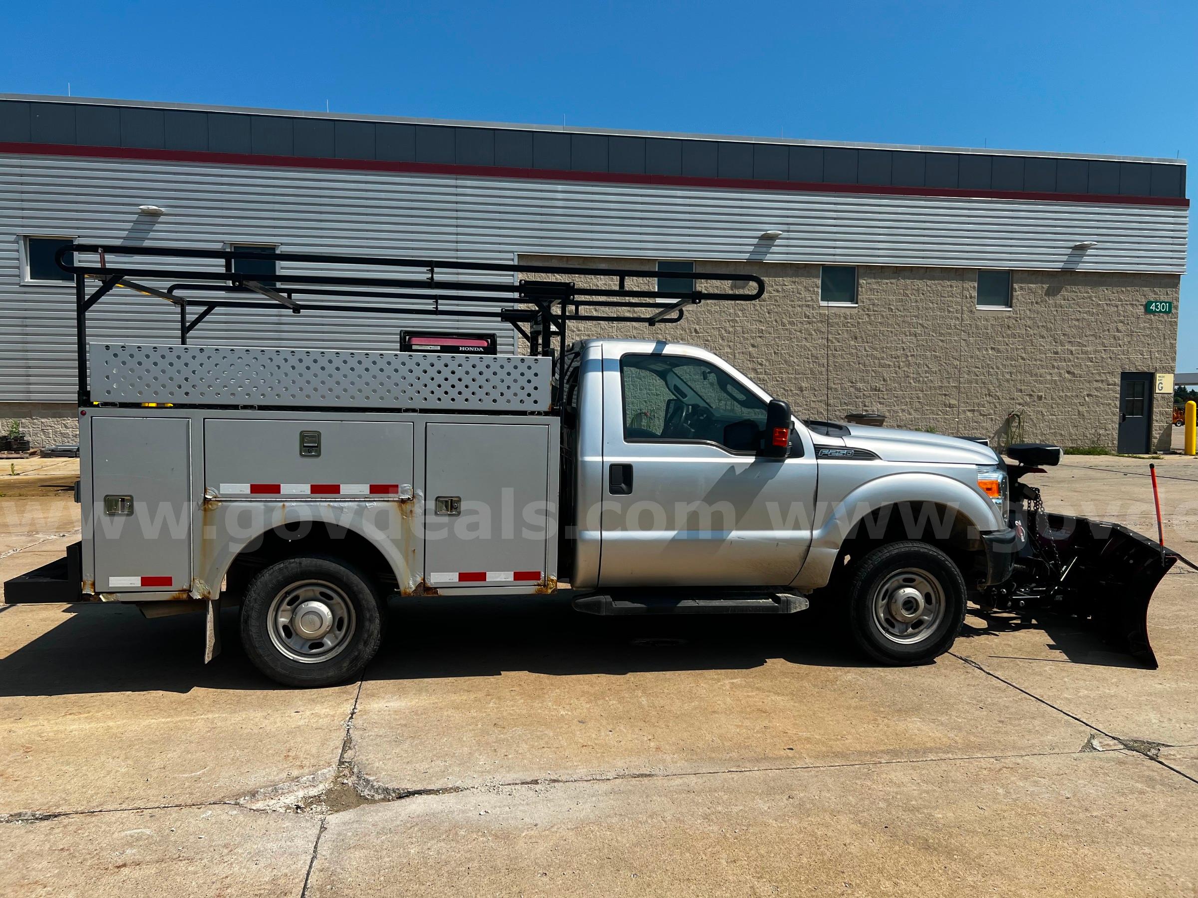 2016 Ford F-250 SD XL 4WD with Utility Box and Snow Plow Ford F-250 Government Surplus Auction - Photo #4