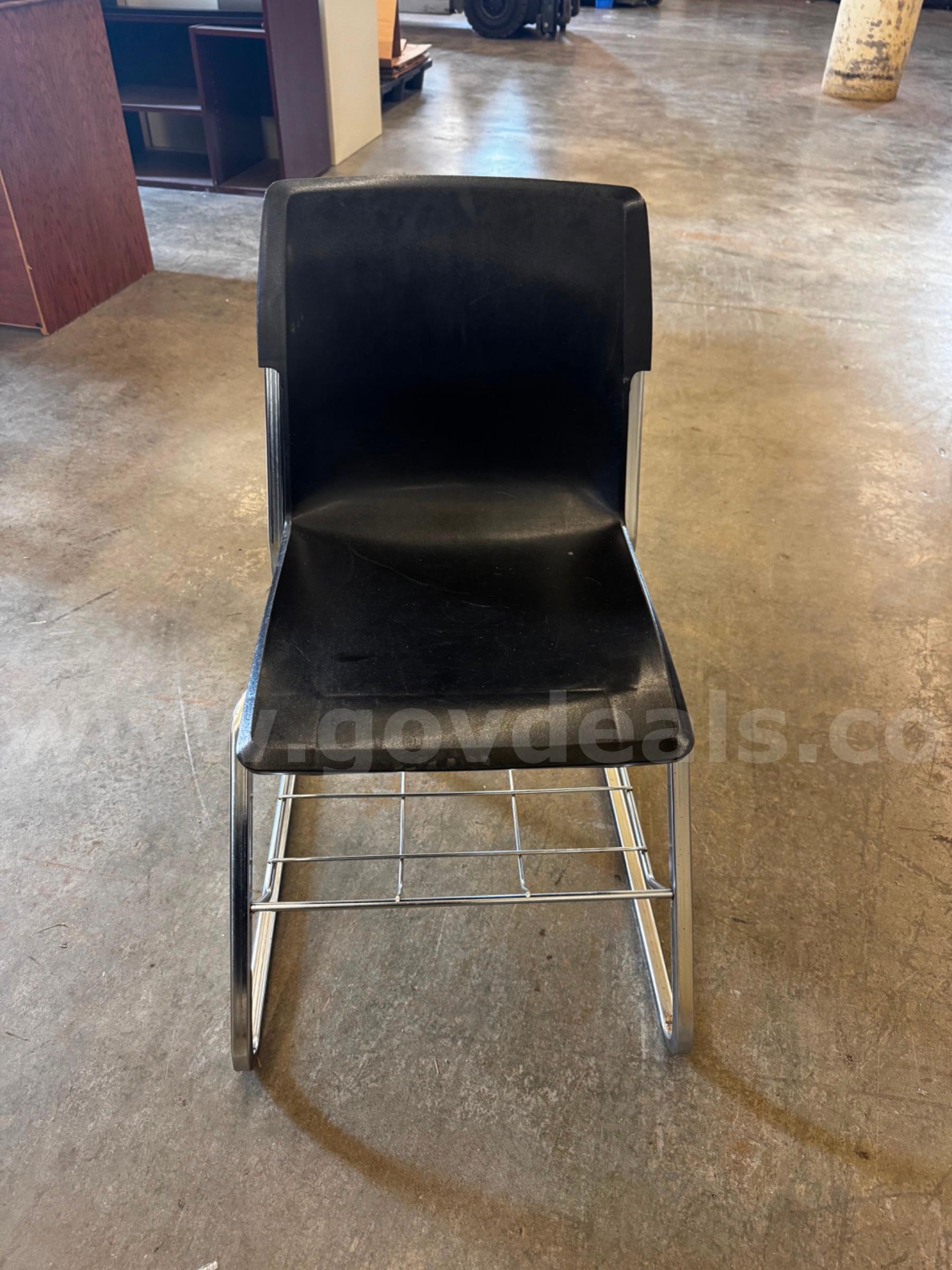 A Lot of 2 Black Chairs   Government Surplus Auction - Photo #2