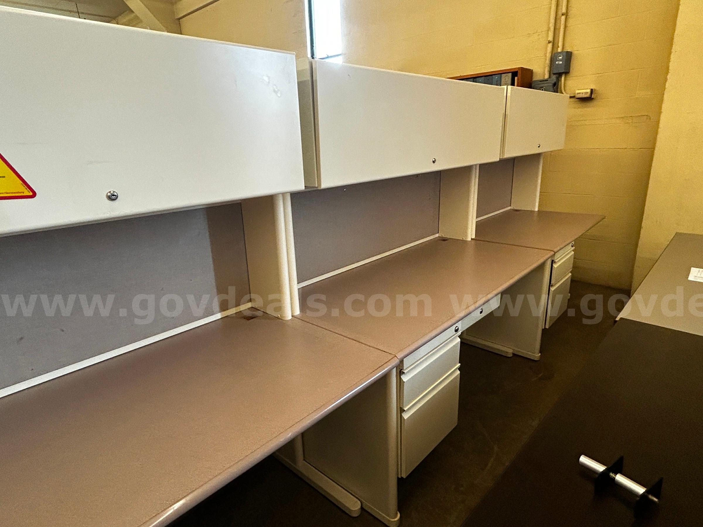 Desk with hutch   Government Surplus Auction - Photo #2