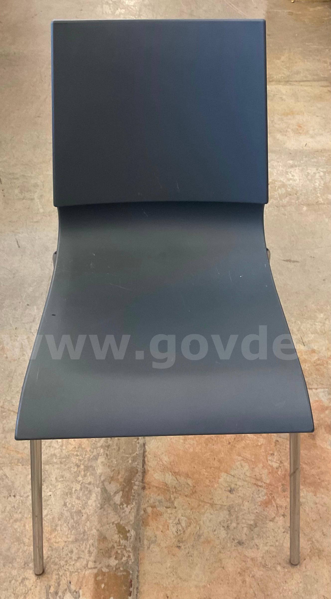 lot of 4 grey plastic chairs   Government Surplus Auction - Photo #2