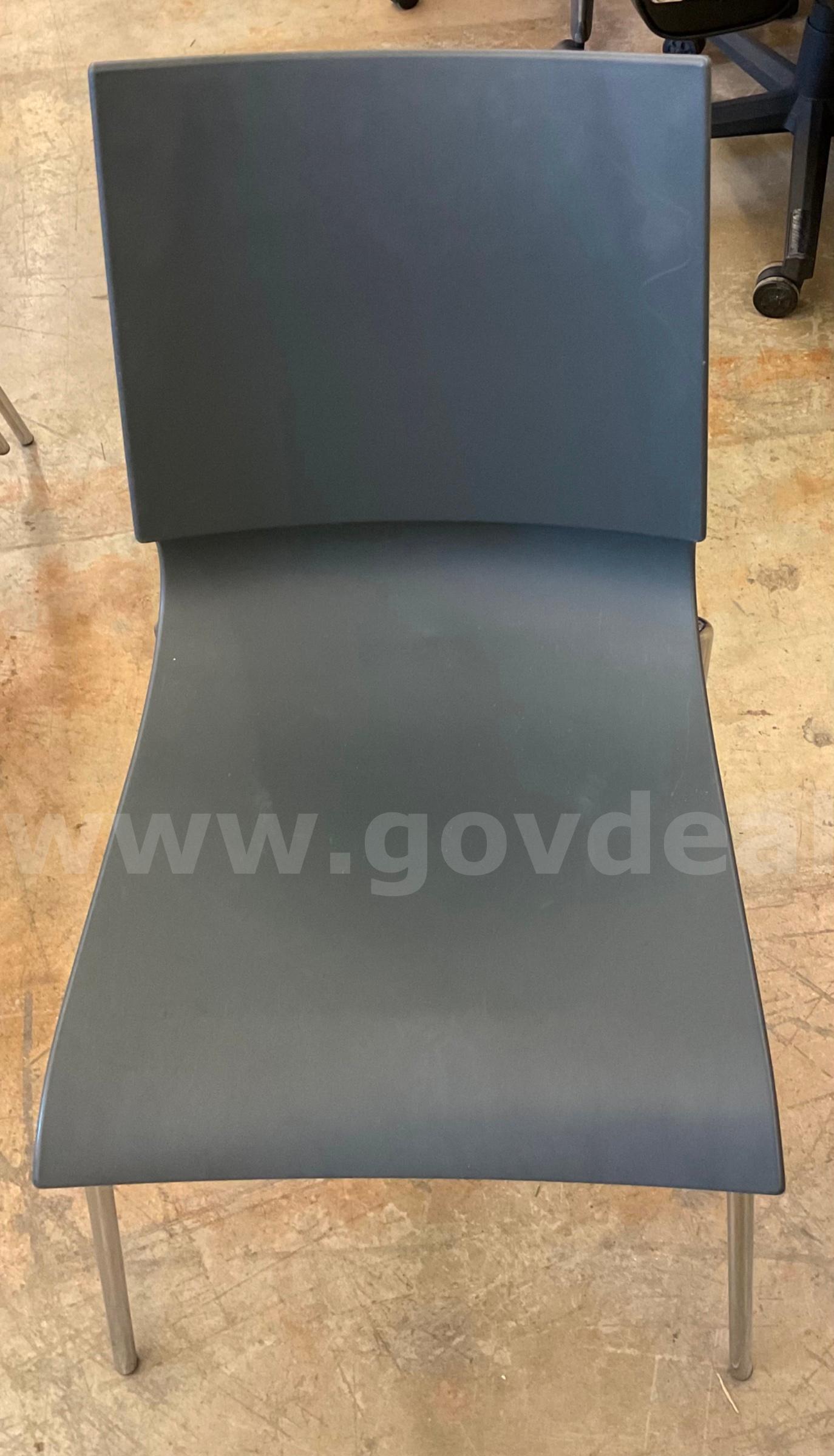 lot of 4 grey plastic chairs   Government Surplus Auction - Photo #3