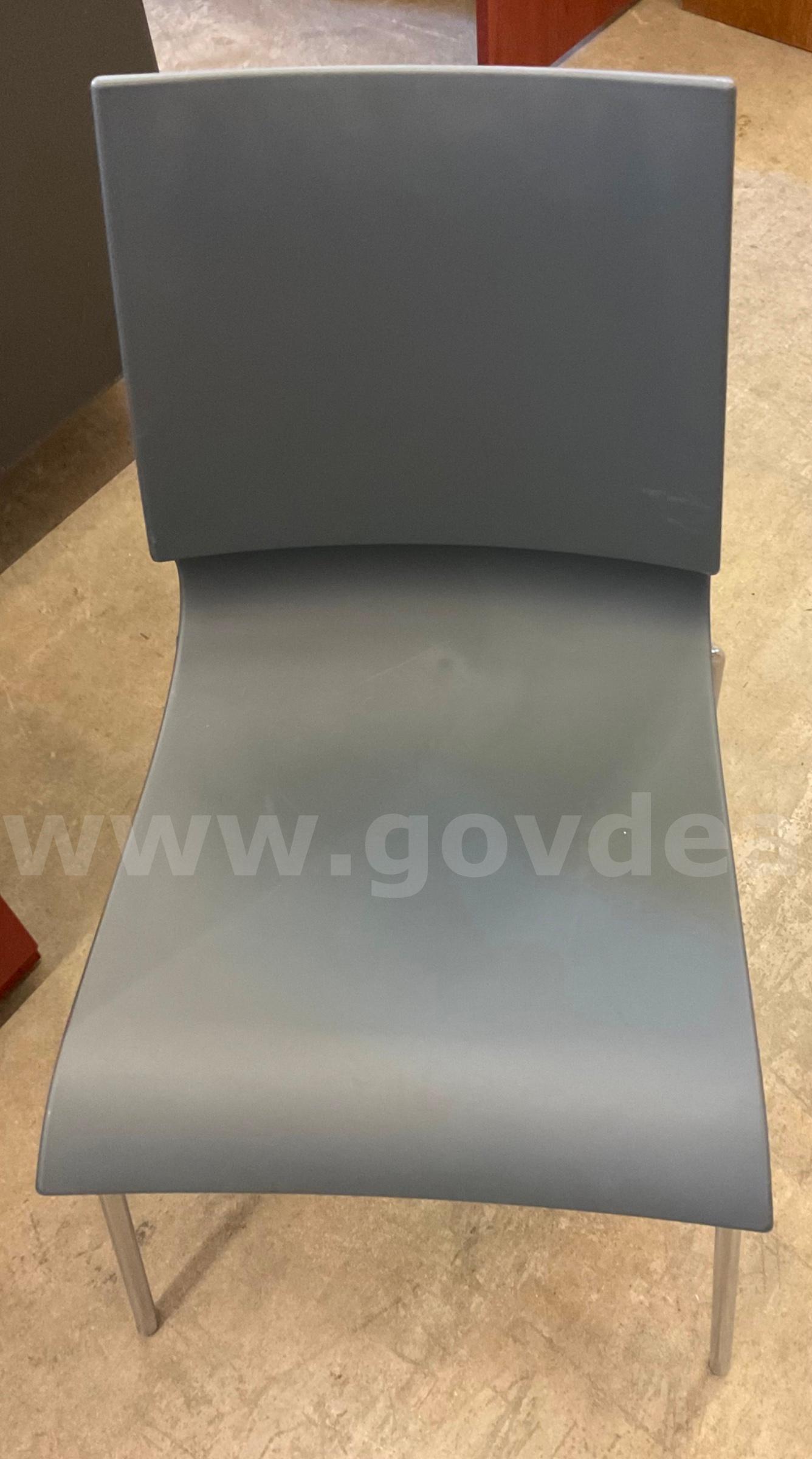 lot of 4 grey plastic chairs   Government Surplus Auction - Photo #4